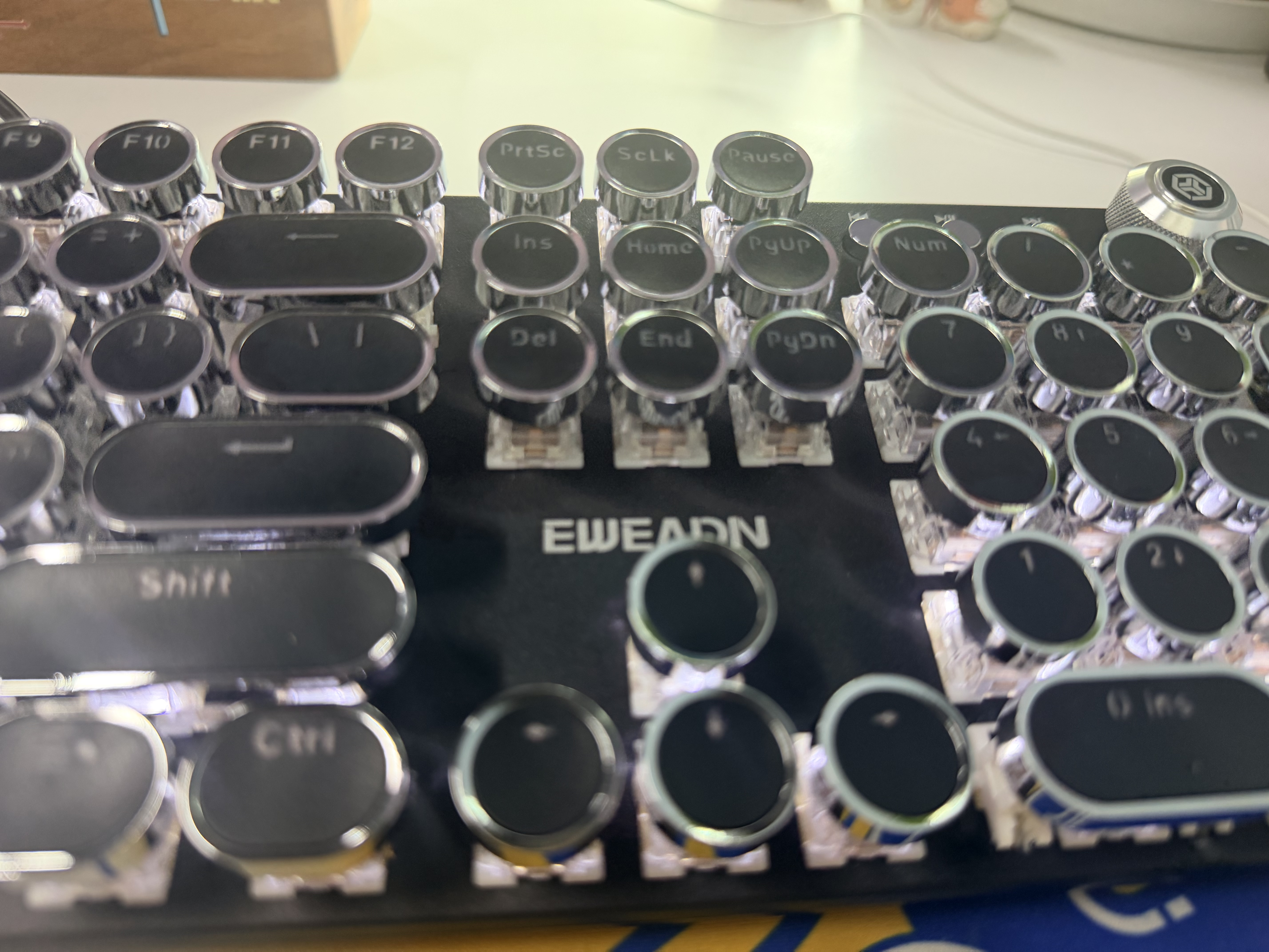 前行者（EWEADN）TK100朋克机械键盘电竞游戏有线台式电脑笔记本外接办公打字复古外设吃鸡104键 黑色白光黑轴 实拍图