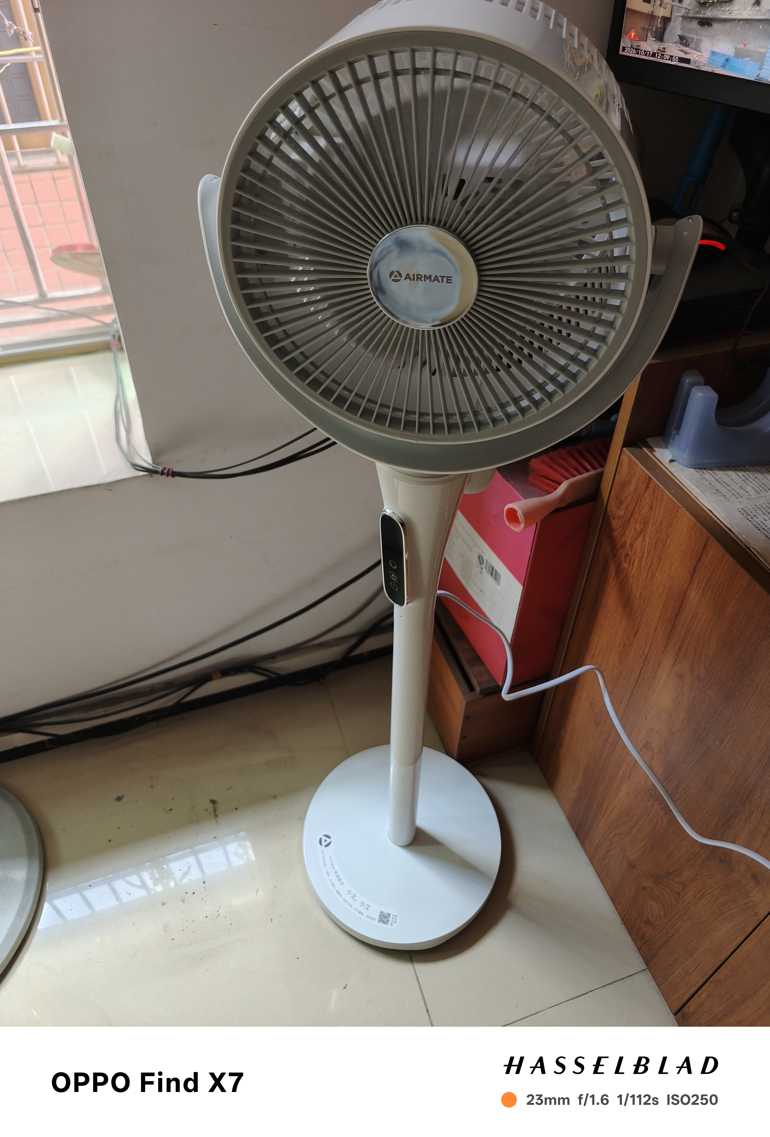 艾美特（AIRMATE）【轻音安睡】电风扇新款家用驱蚊台式空气循环扇卧室客厅超静音节能AI语音智能遥控落地扇 SQR258 实拍图