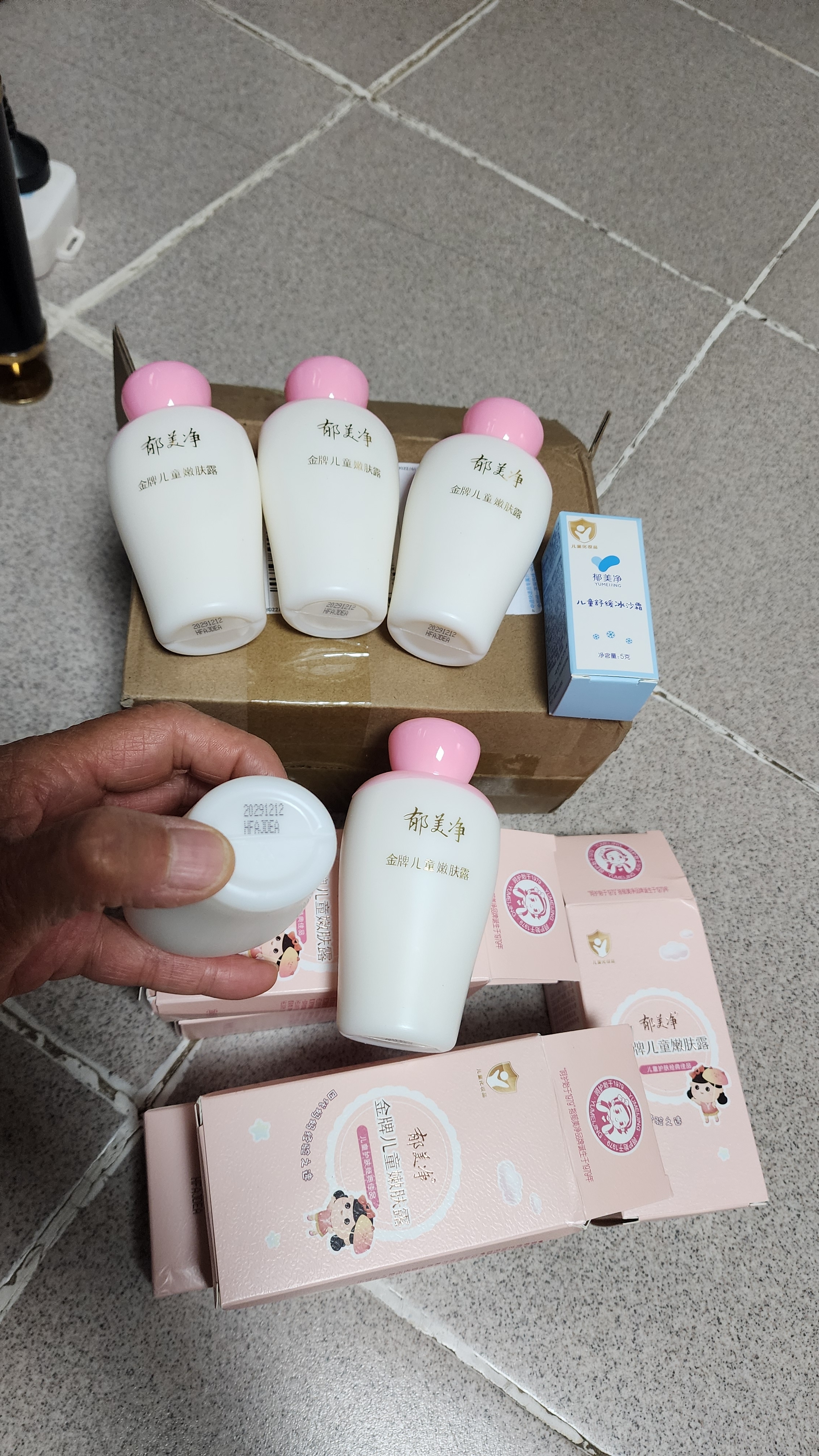 郁美净金牌儿童霜婴儿宝宝乳液面霜国货保湿滋润嫩肤露 金牌儿童嫩肤露100g*1瓶 实拍图