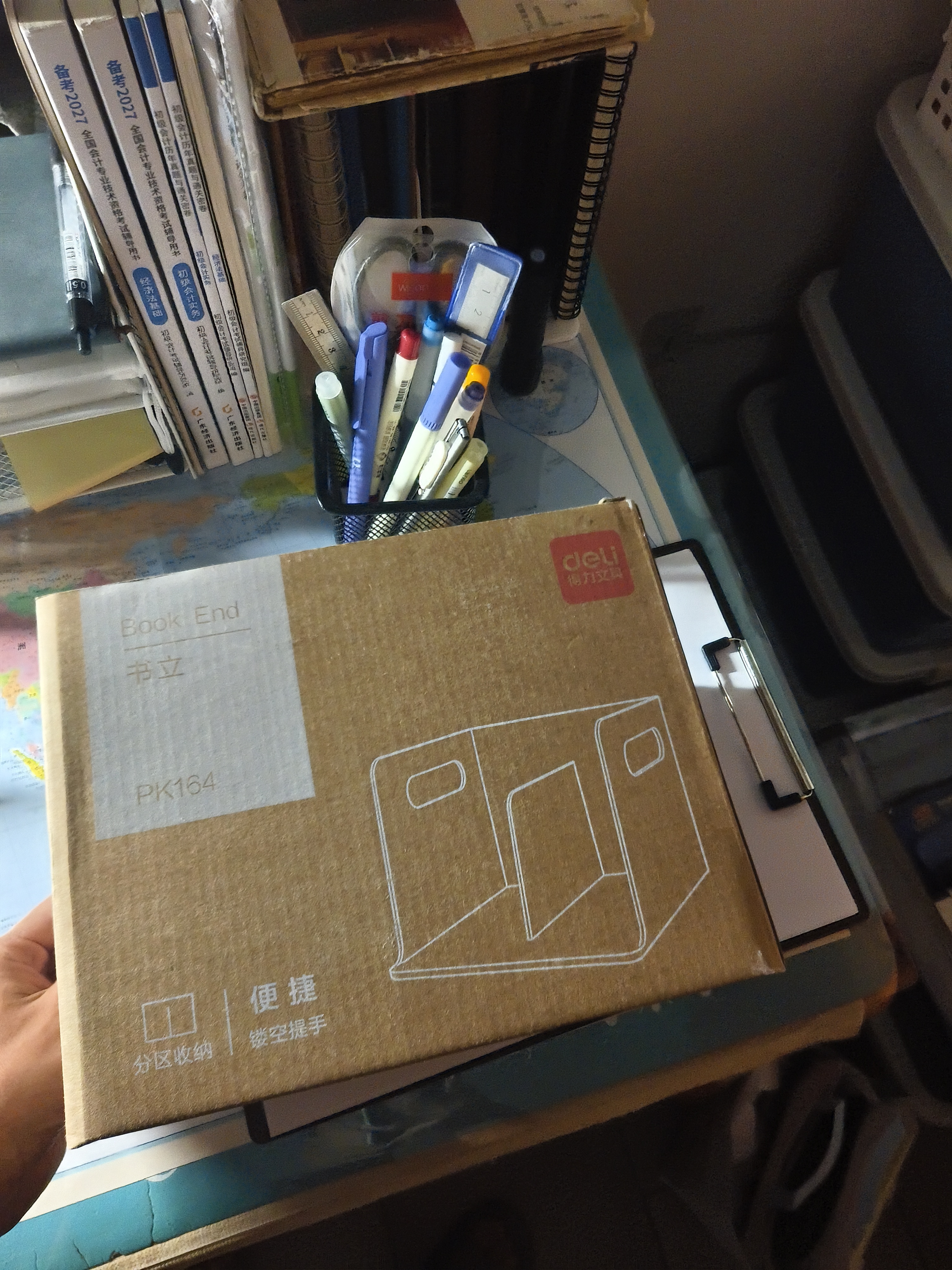 得力（deli）桌面书立置物架收纳桌上书架书靠书挡 办公书靠2片学习用品白色PK164 实拍图