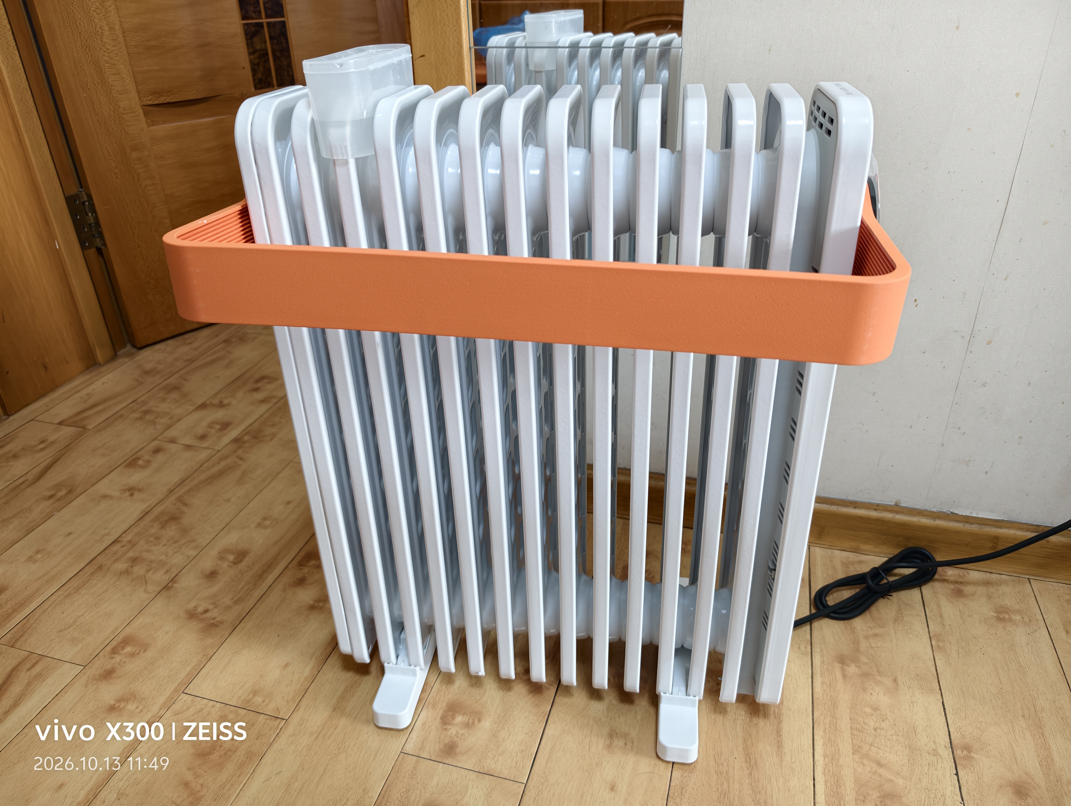美的（Midea）【AI语音】油汀取暖器家用电热电暖器 婴儿防烫电暖气智能遥控 节能全屋速热加湿烤火炉 HYR22XGR 实拍图