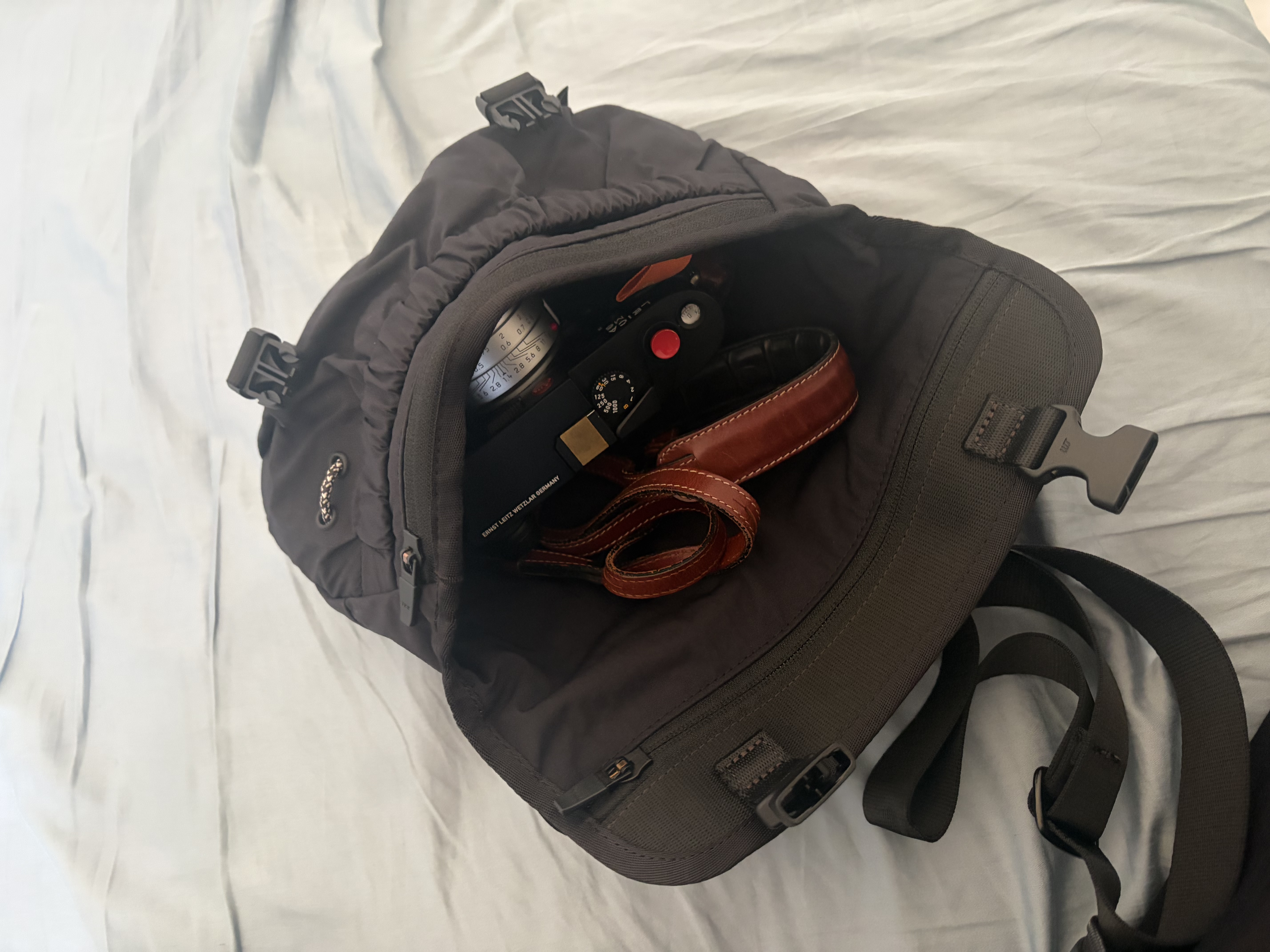Bellroy澳洲 Cinch Mini Messenger 6L 轻量休闲迷你邮差包单肩包 双11 墨黑色 6L 实拍图