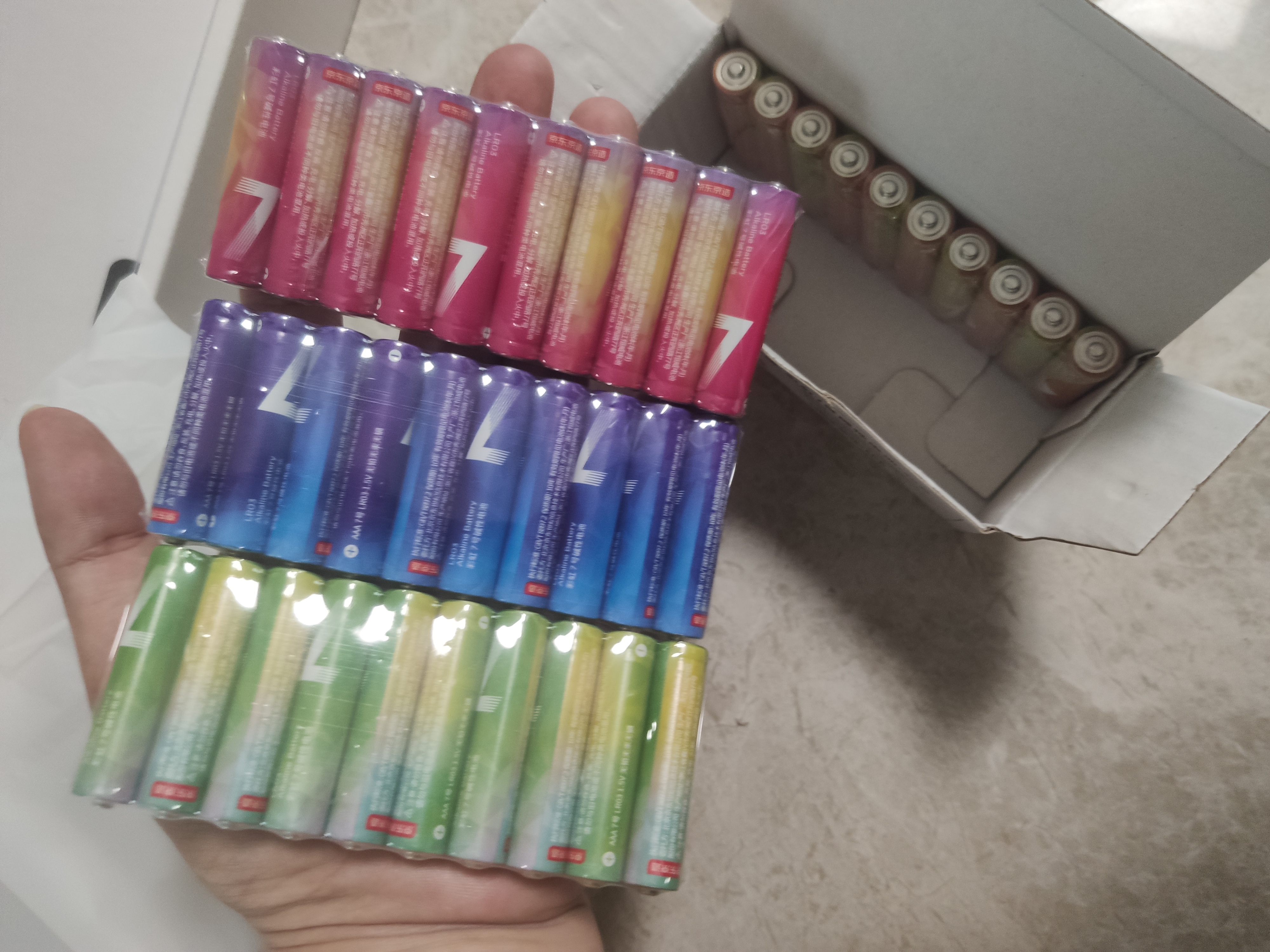 京东京造 7号电池40节彩虹装 七号电池碱性超性能无铅无汞 适用血压计/血糖仪/指纹锁/遥控器/儿童玩具 实拍图