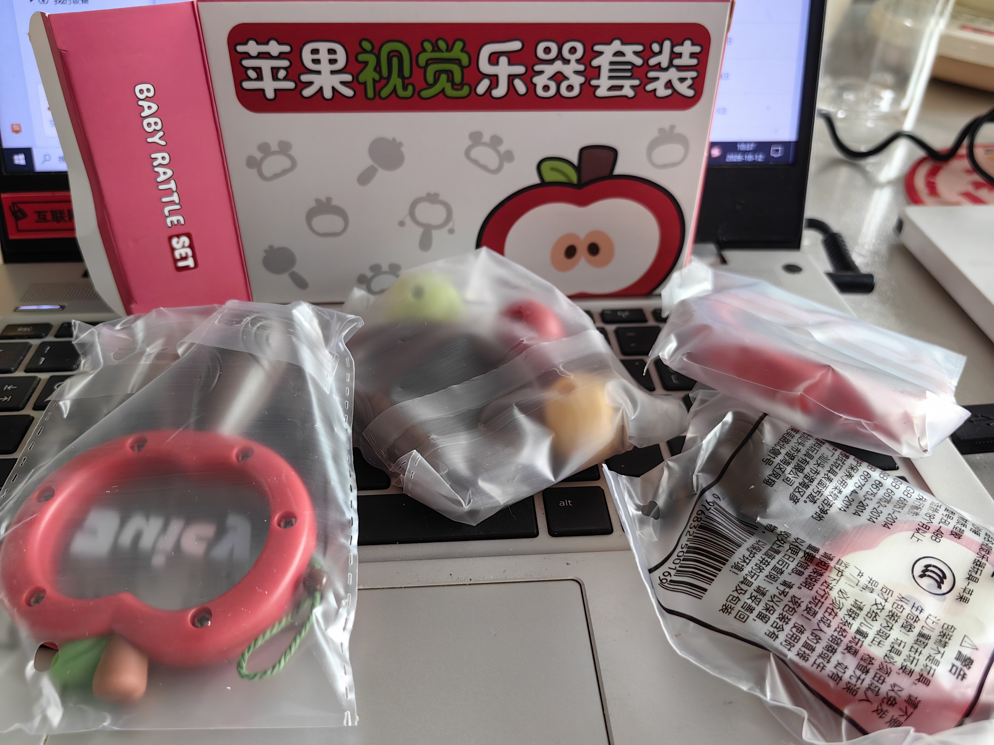 OLOEY红色沙锤婴儿新生儿抓握听力追视训练玩具可啃咬早教手摇铃小宝宝 苹果摇铃【四件套】 实拍图