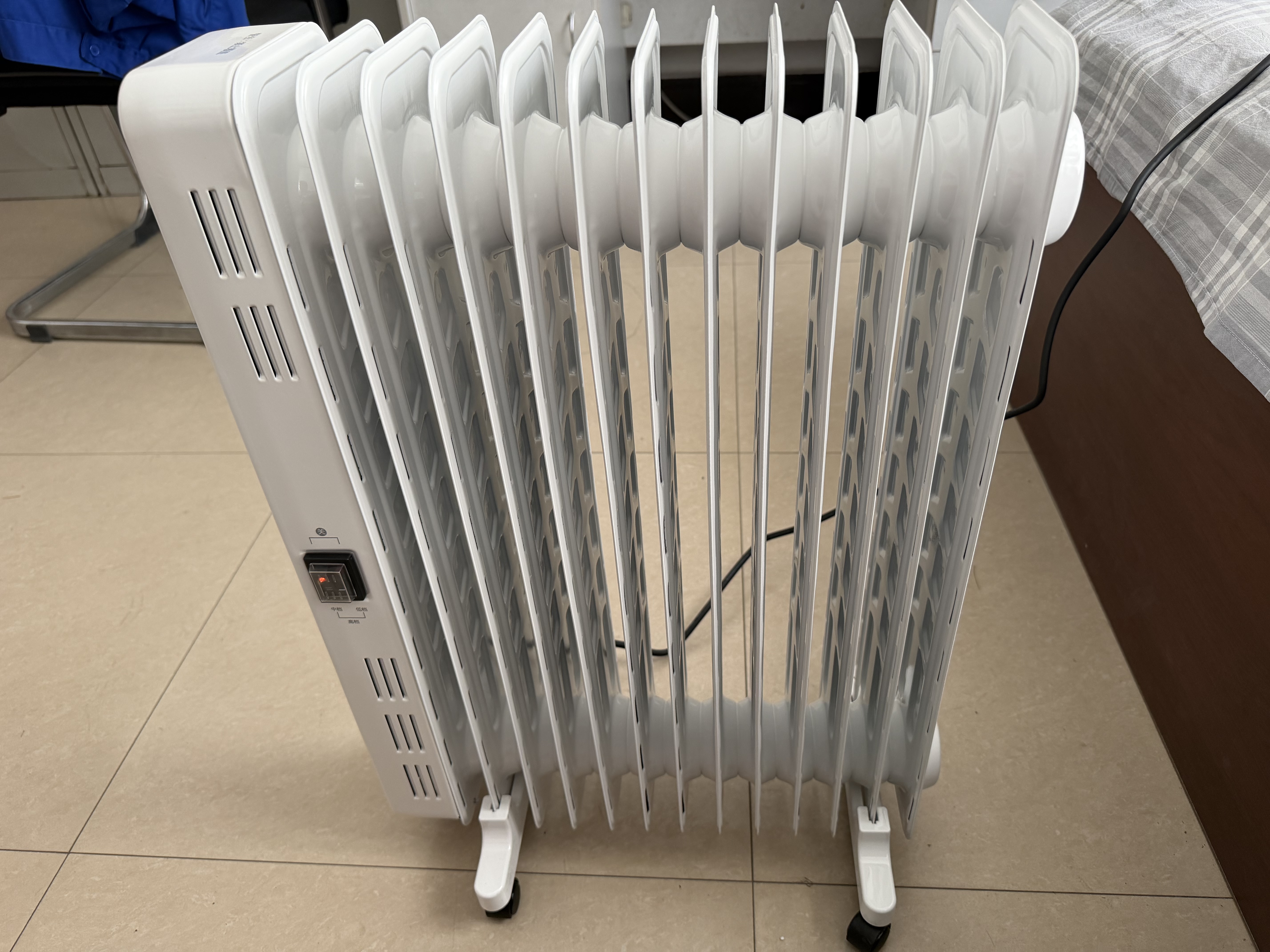 美的（Midea）【品质推荐】电热油汀取暖器/电暖器/电暖气家用/烤火炉/13片节能速热油酊/加热器/烘衣加湿HYX22N 实拍图
