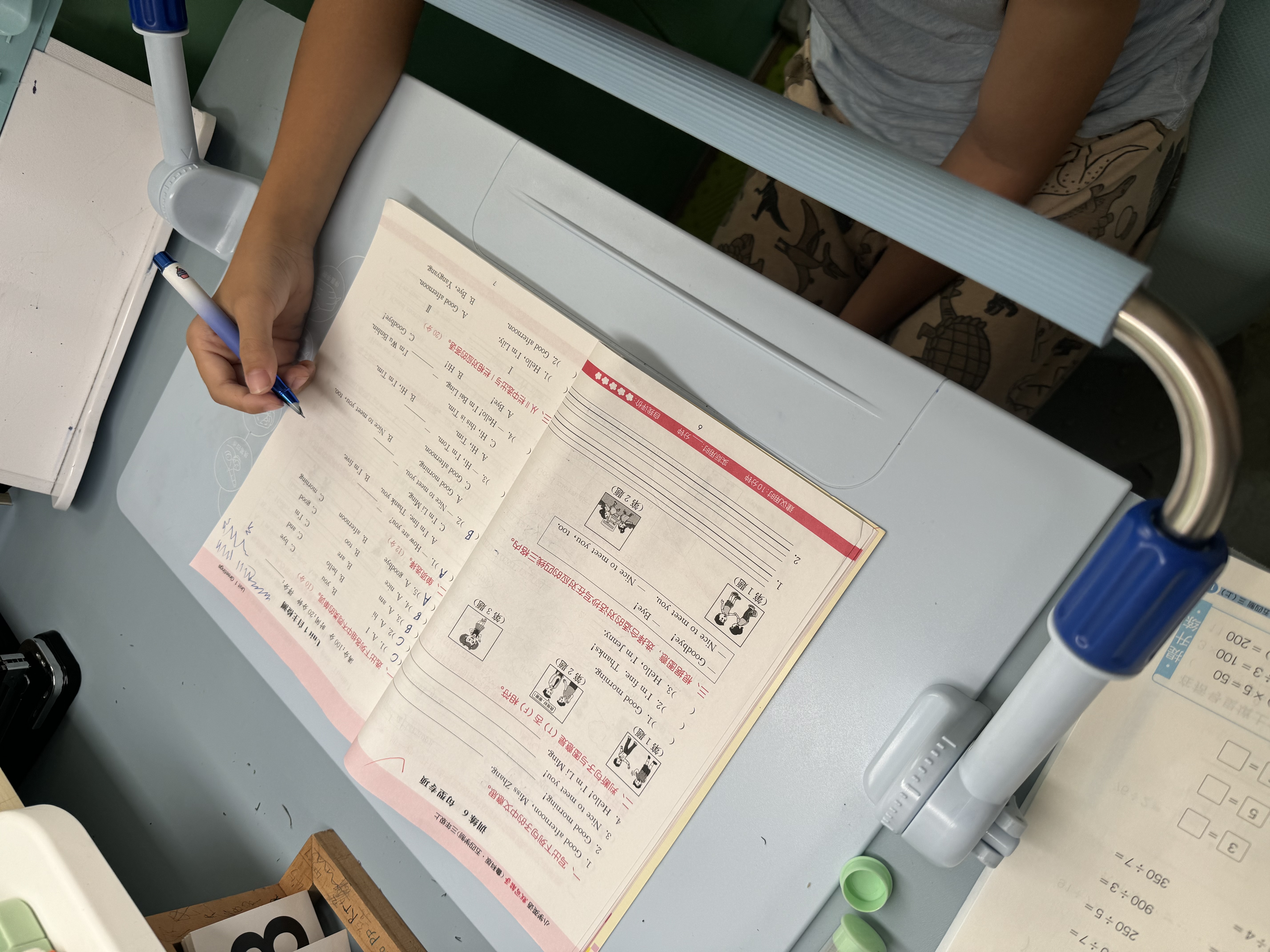 猫太子护栏坐姿矫正器儿童防低头写字矫正器小学生保护近视弯腰驼背幼儿姿势学习纠正坐读写桌面款神器蓝 实拍图