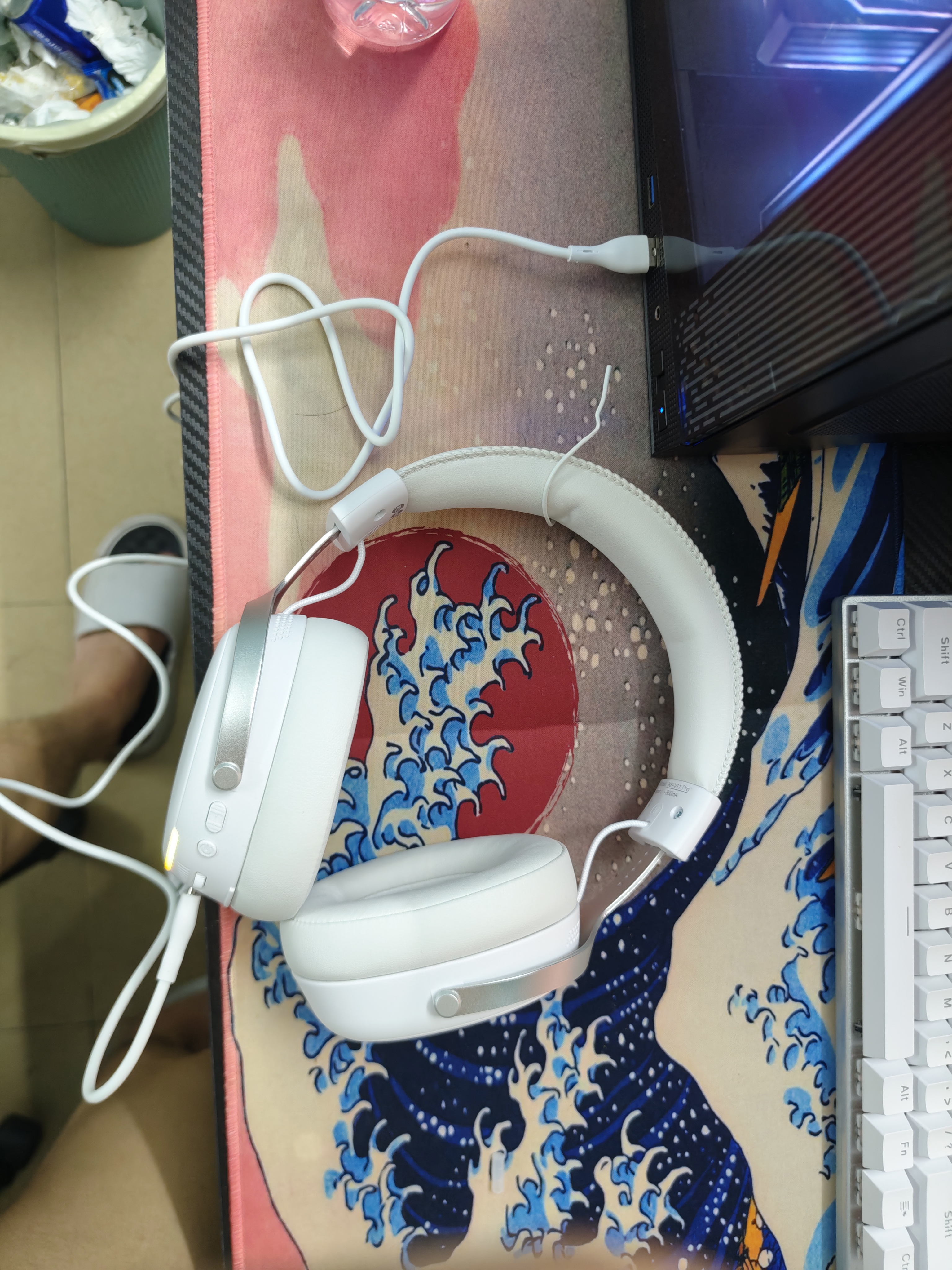 iKF V11 Pro2.0四模游戏耳机头戴式无线电竞7.1声道蓝牙屏显2.4G接收器FPS专用三角洲听声辨位 银白色 实拍图