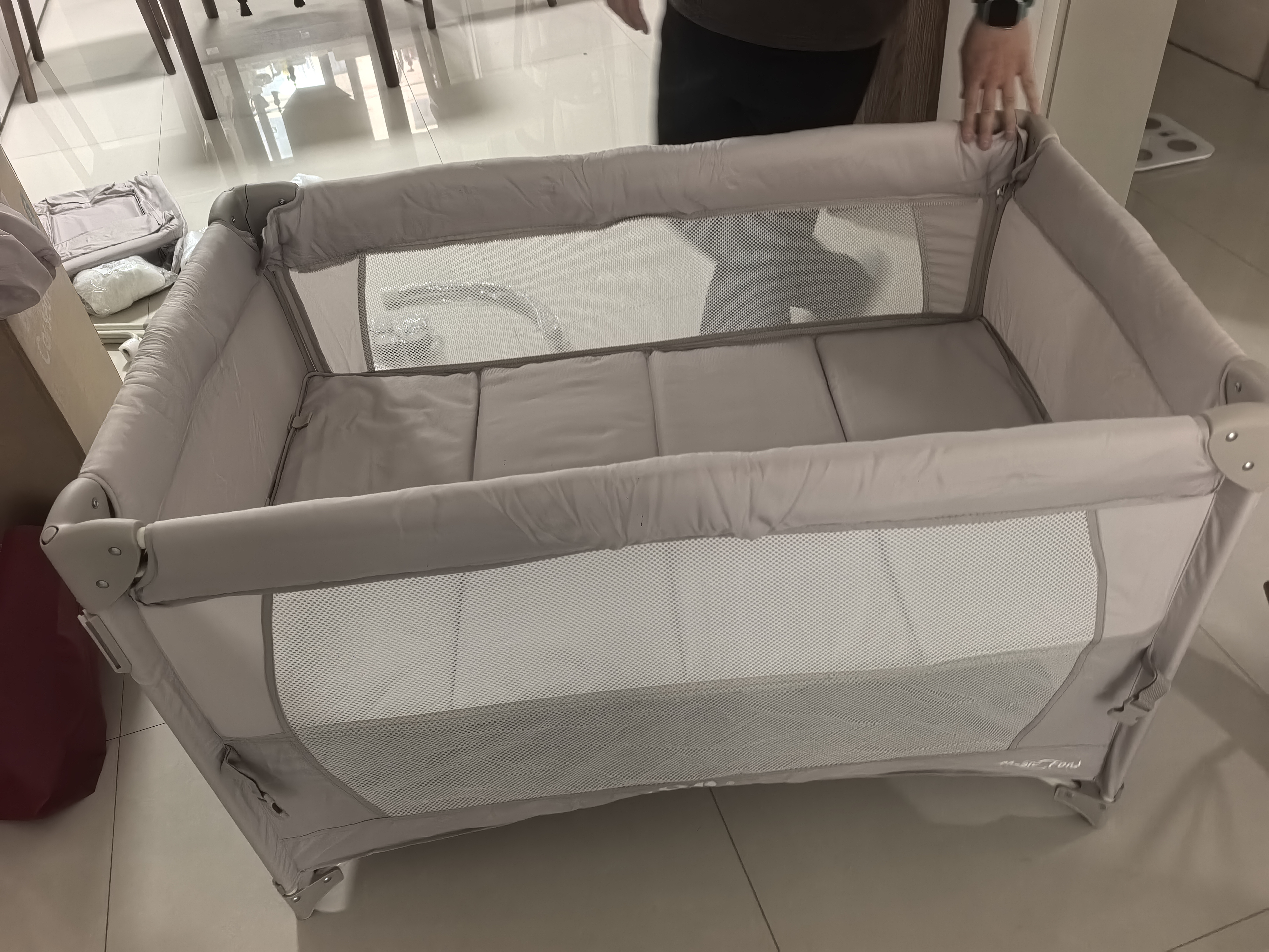 优乐博（ULOP）婴儿床可折叠可移动0-3岁宝宝床多功能婴儿床可升降婴儿拼接床 尿布台婴儿床二合一摇篮摇摇床 一键折叠床豪华款 婴儿用品实用新生儿见面礼物便携折叠婴儿床 实拍图