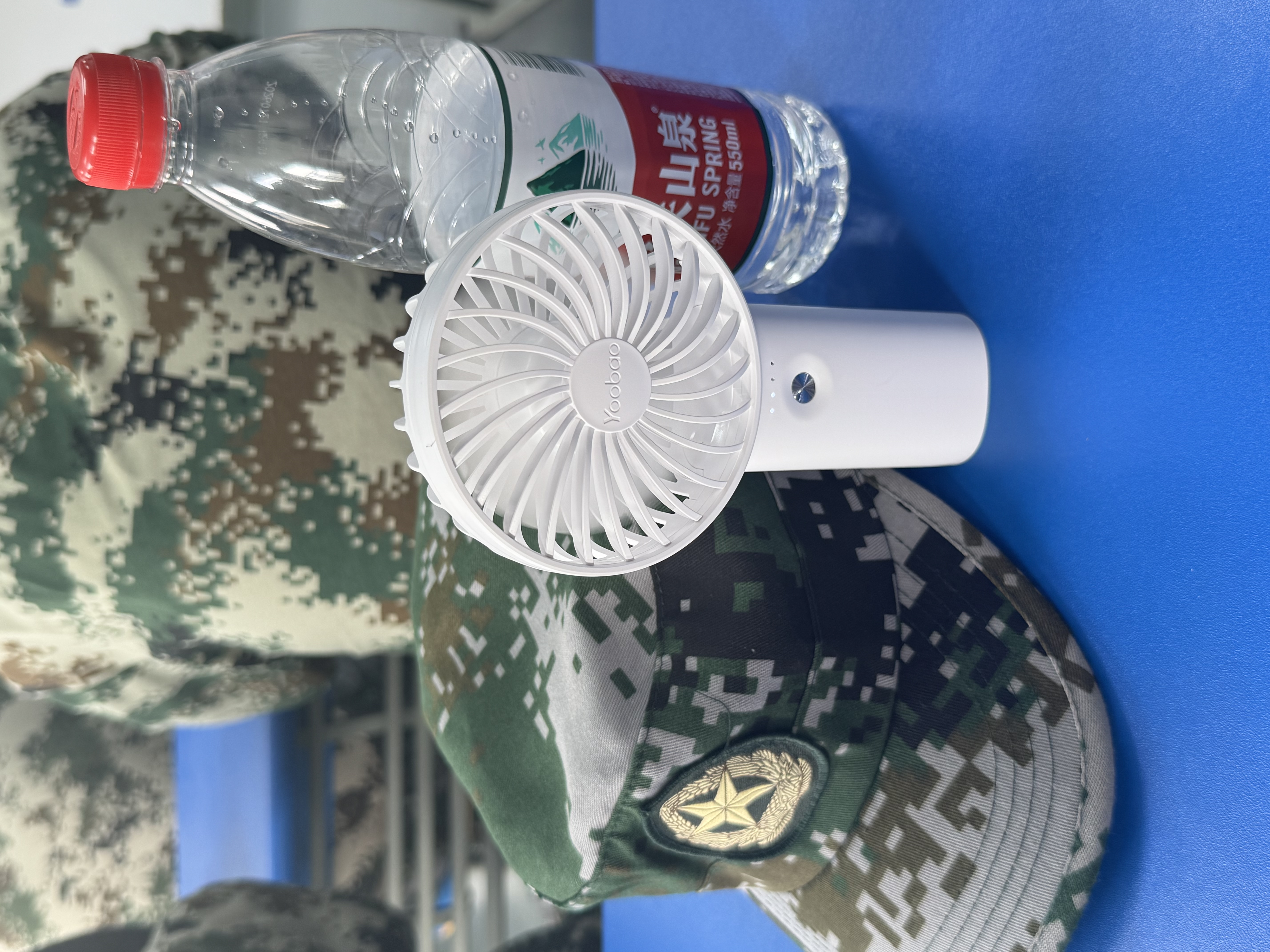 羽博（Yoobao）手持小风扇静音超长续航便携式随身小型迷你风扇办公室学生宿舍桌上风扇充电款 牛奶白6000mAh 实拍图