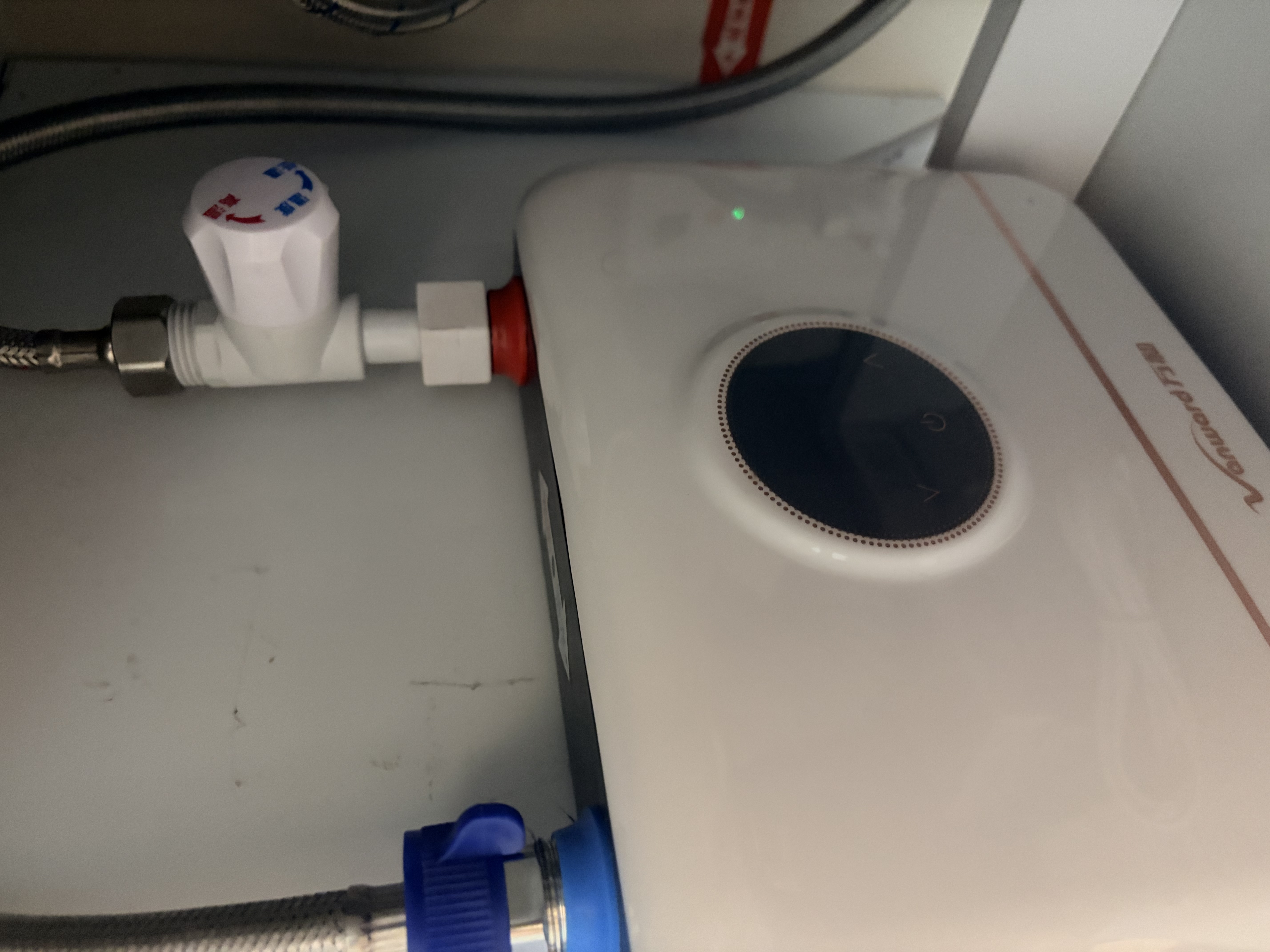 万和（Vanward）即热式电热水器小厨宝5500W迷你家用电热水加热器省电集成免储水不限水量过水热水宝 5500W 月牙白+小厨宝+配件礼包 实拍图