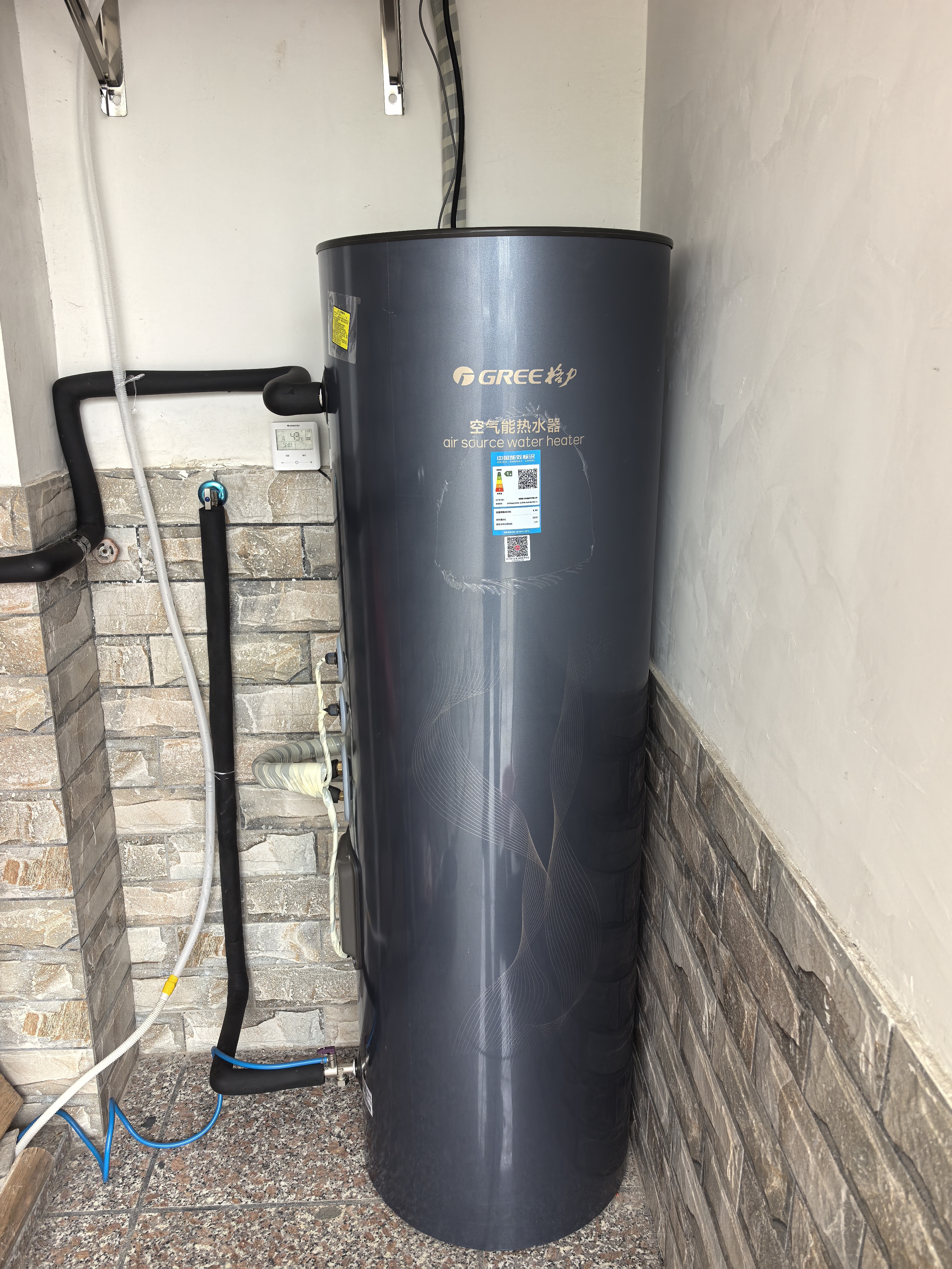 格力（GREE）金葵花空气能热水器家用200升变频1级能效AI智能健康80°C电辅SXTD200LCJW/Eb-1j（3-5人） 实拍图