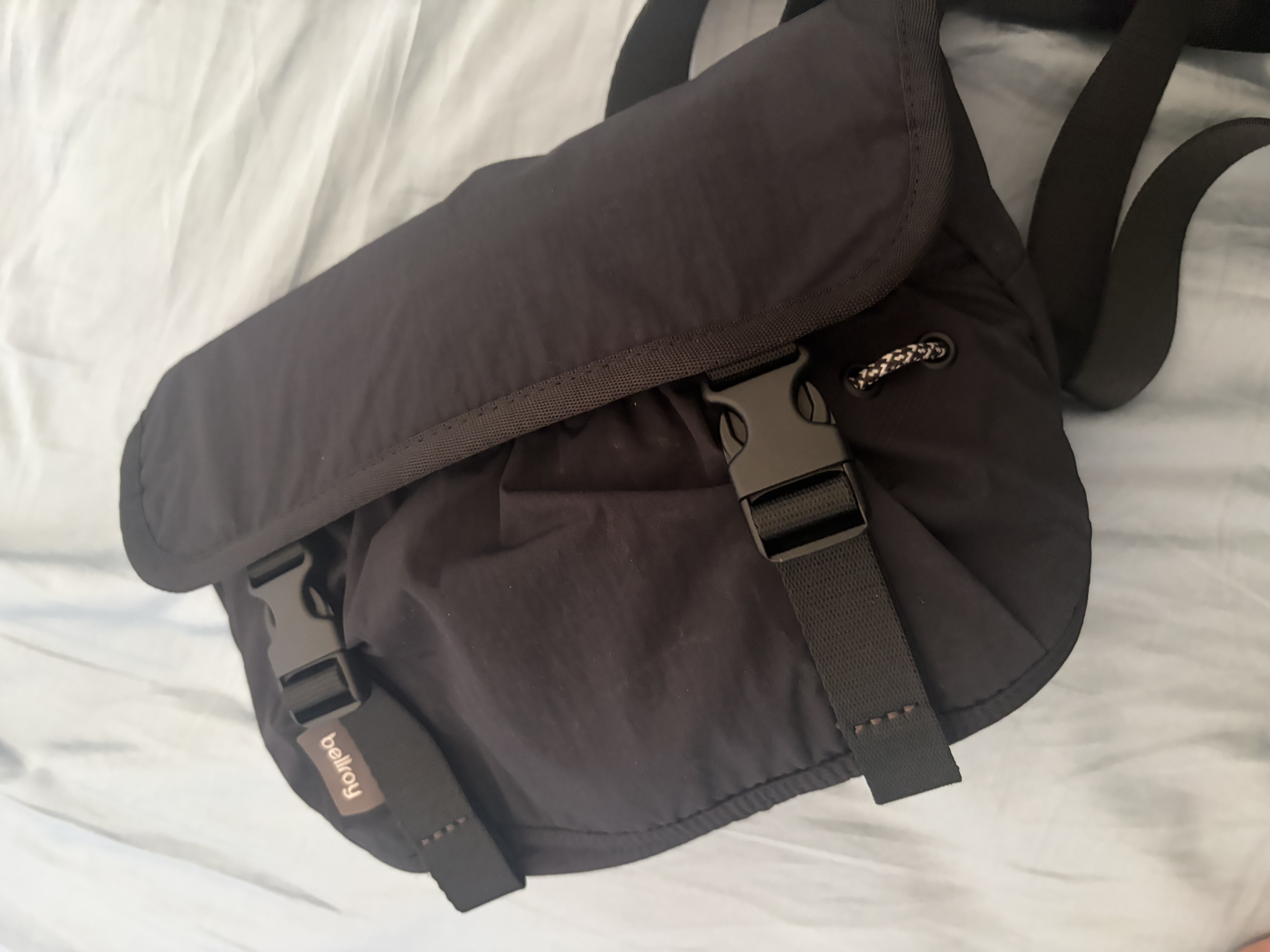 Bellroy澳洲 Cinch Mini Messenger 6L 轻量休闲迷你邮差包单肩包 双11 墨黑色 6L 实拍图