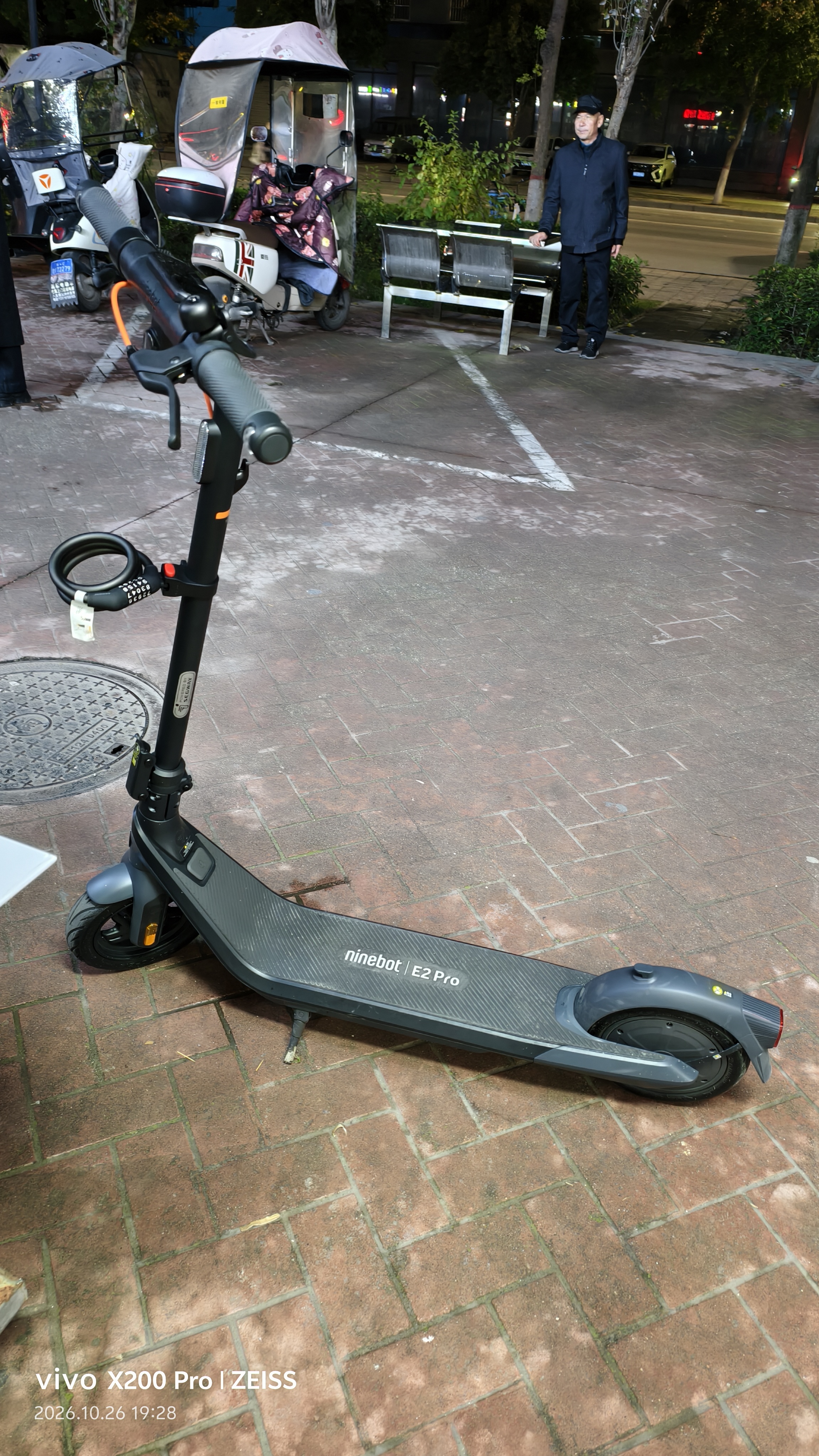 九号（Ninebot）电动滑板车E2Pro成年人便携代步折叠智能电动车学生10英寸大轮胎防滑真续航 实拍图
