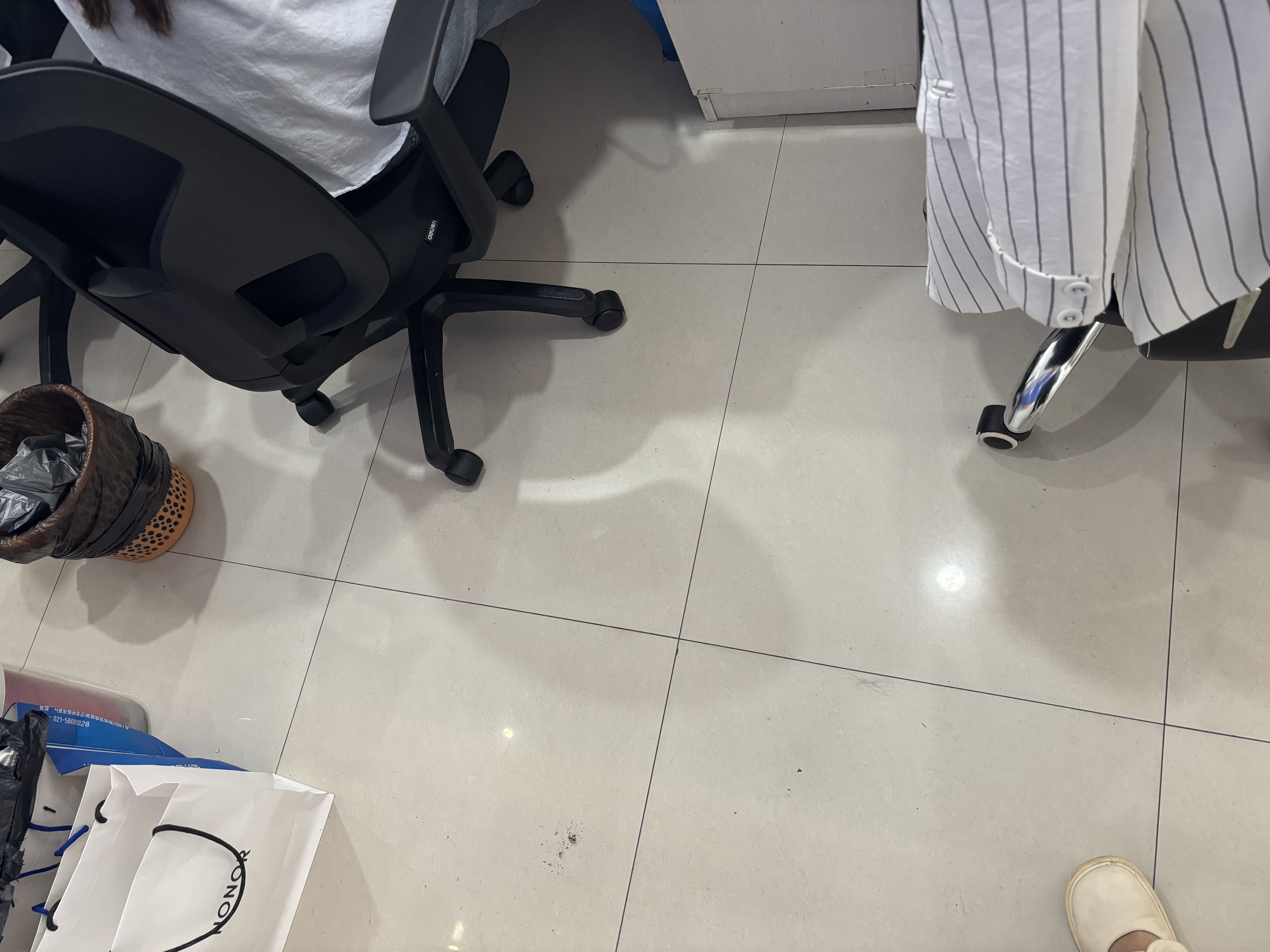 得力（deli）4900S 人体工学靠背办公椅/电脑椅/职员椅 可升降转椅舒棉坐垫 黑 实拍图