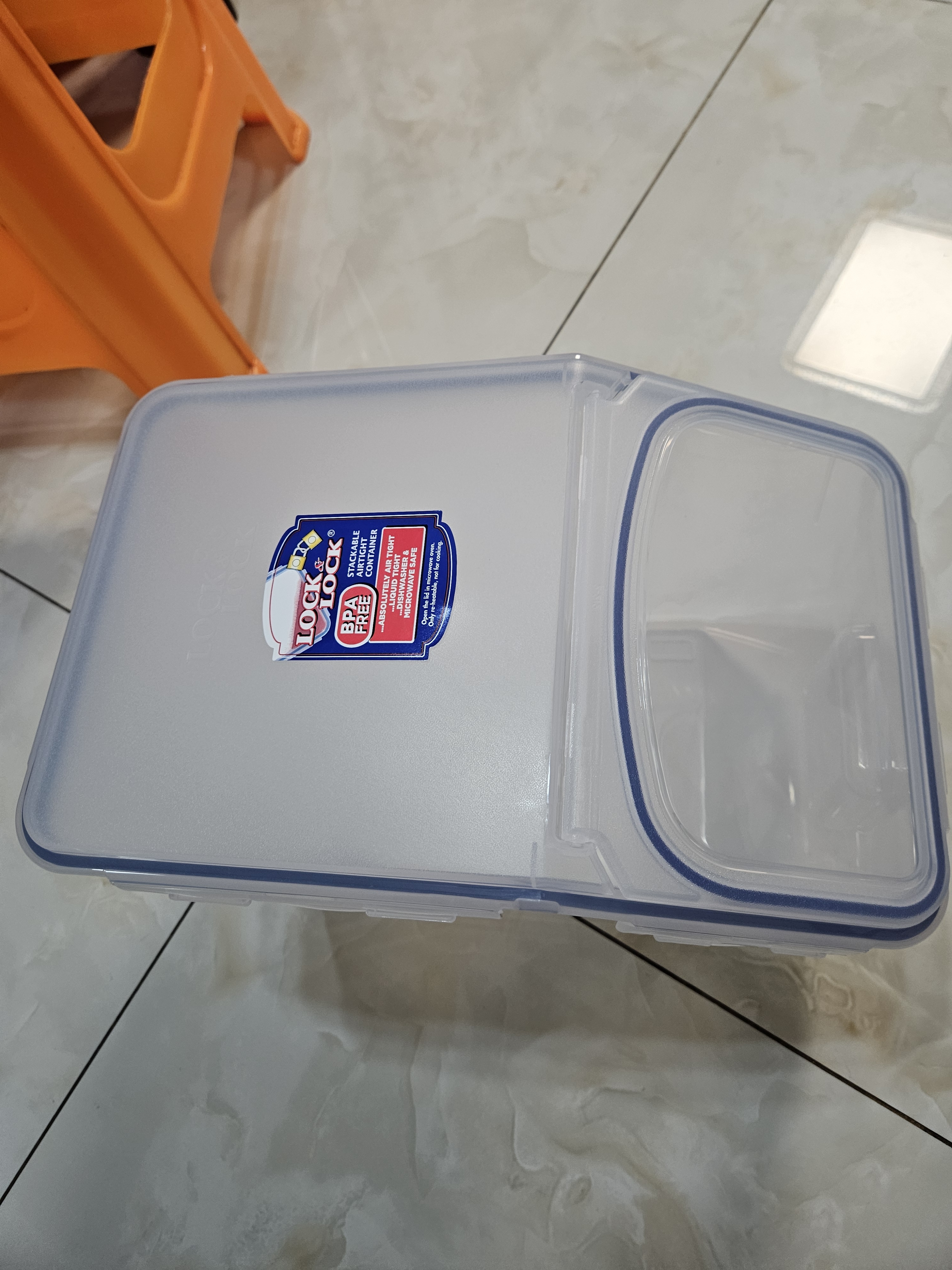 乐扣乐扣（LOCK&LOCK）塑料杂粮米桶密封储物米箱12升装（可装10kg大米）带滑轮赠量杯 实拍图