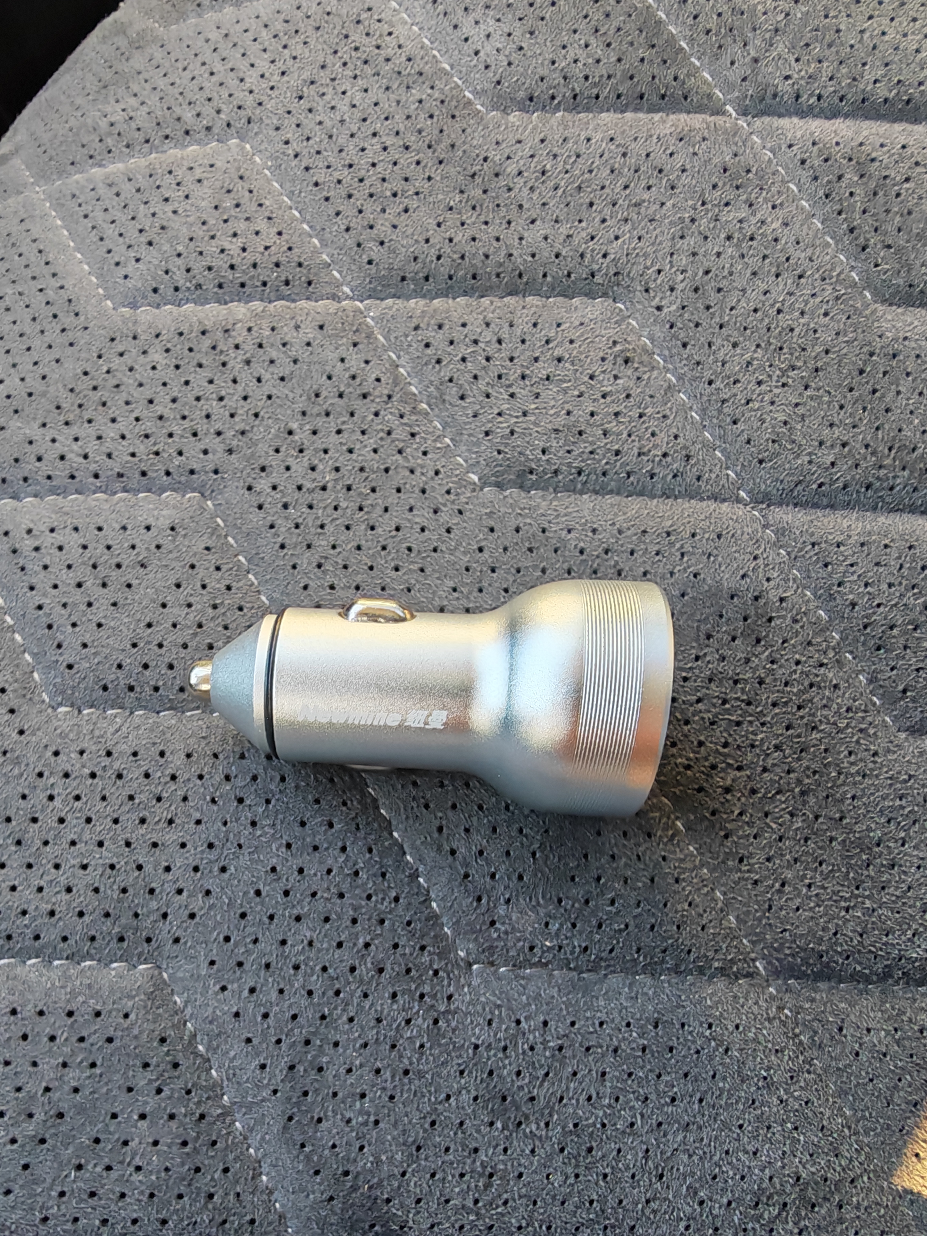 纽曼（Newmine）车载充电器点烟器一拖二双USB金属车充电压显示检测快充SX001-008 实拍图
