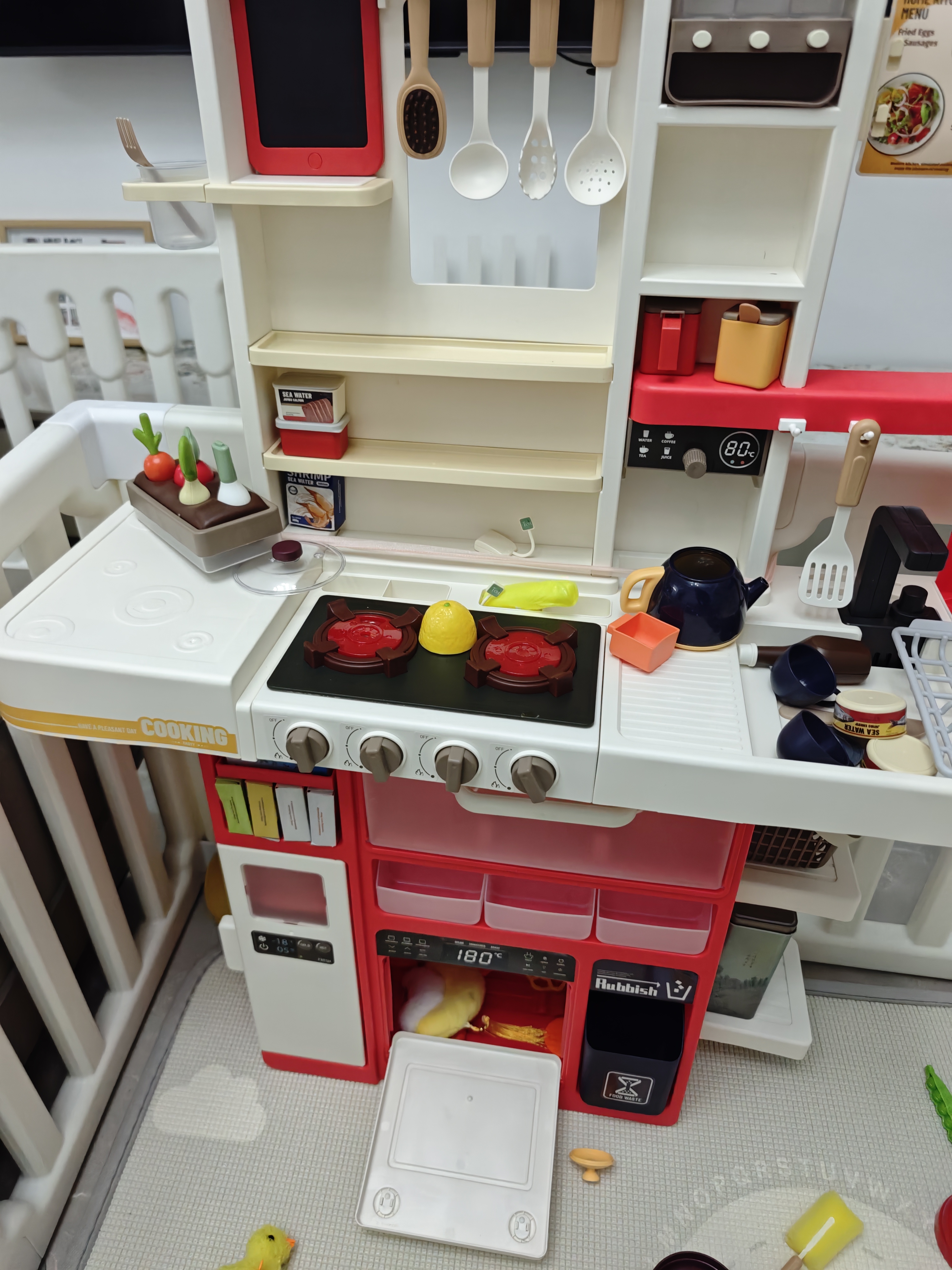 贝比谷厨房玩具儿童过家家扮演仿真厨具餐具男女孩煮饭做饭切切乐3-6岁 B高1.03米+118块配件+面包机+变色食物+电动抽烟机-红 【喷雾灶台+水龙头出水】精美手提礼盒套装生日礼物 实拍图