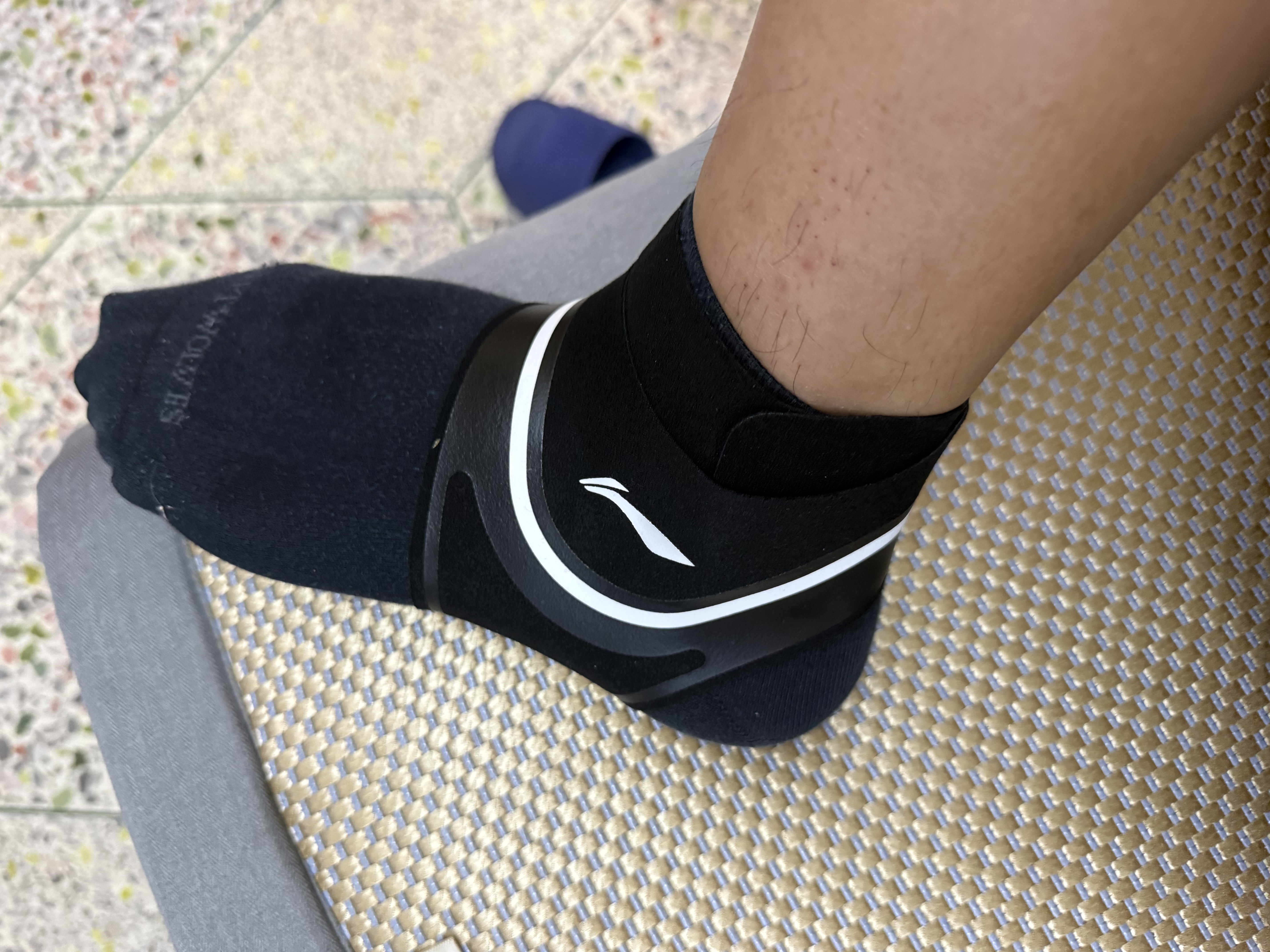 李宁（LI-NING）护踝脚踝扭伤护具踝关节固定支具护脚踝套篮球防崴脚护脚腕保护套 实拍图