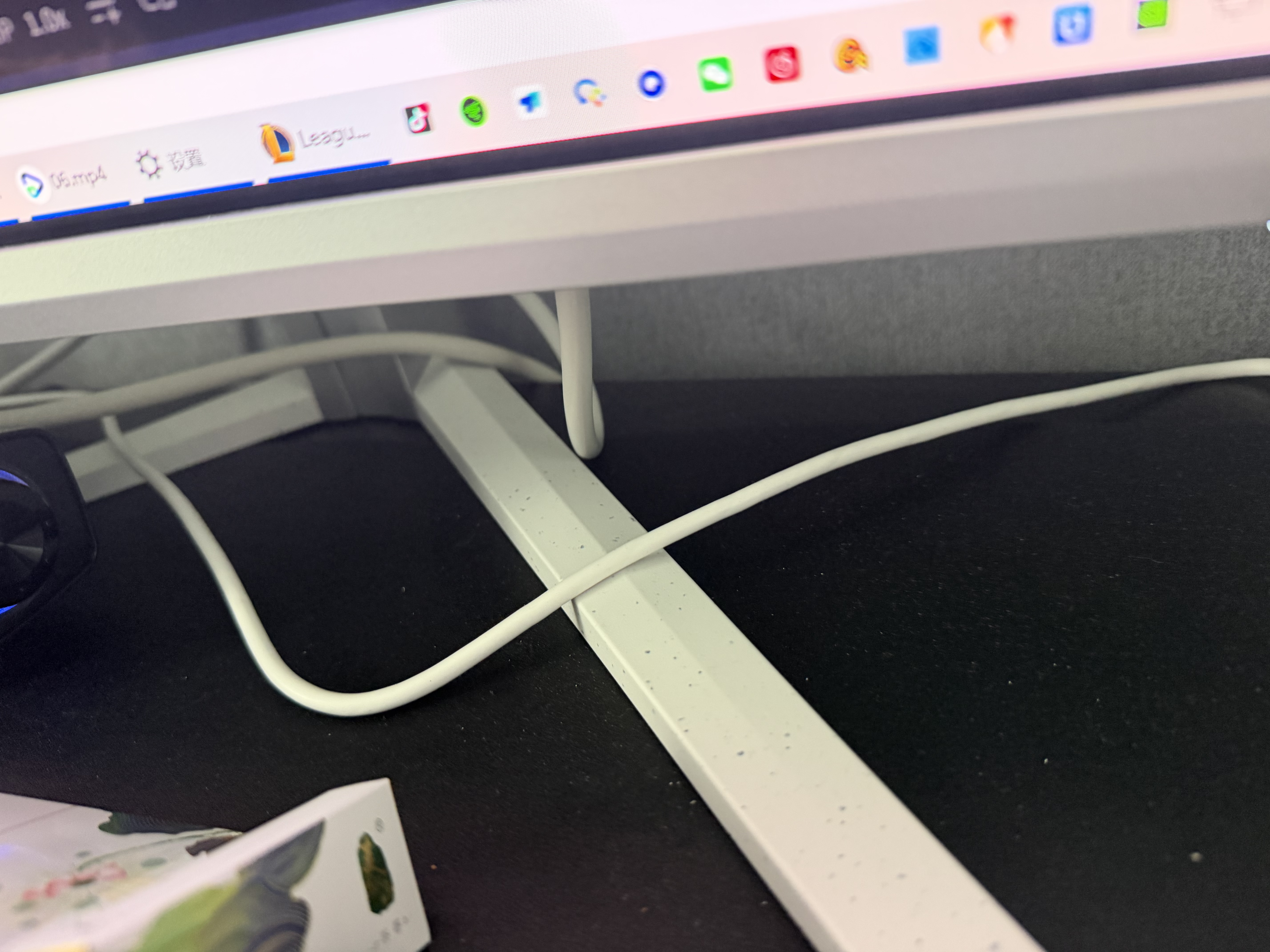 飞利浦EVNIA弈威 27英寸4K240Hz 三星四代QD-OLED 镜面屏 DP2.1低蓝光 音响 电竞显示器27M2N8800 实拍图
