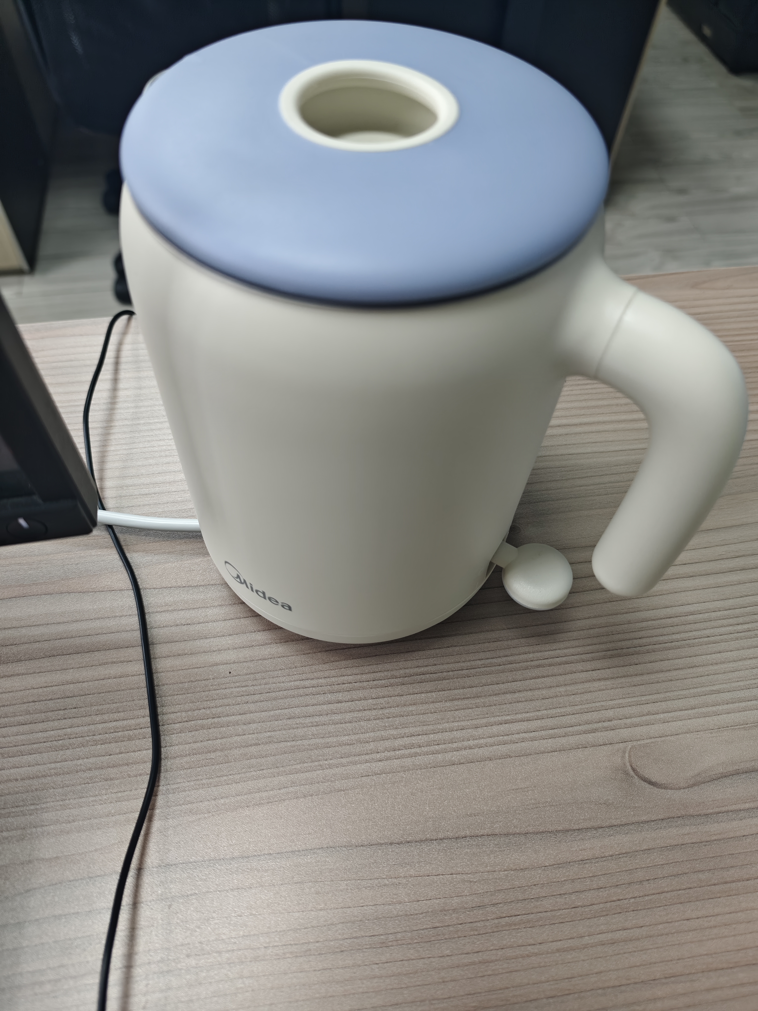 美的（Midea）电热水壶烧水壶旅行便携式烧水杯 0.6L智能304食品级不锈钢家用迷你小容量SH06X6-103 实拍图