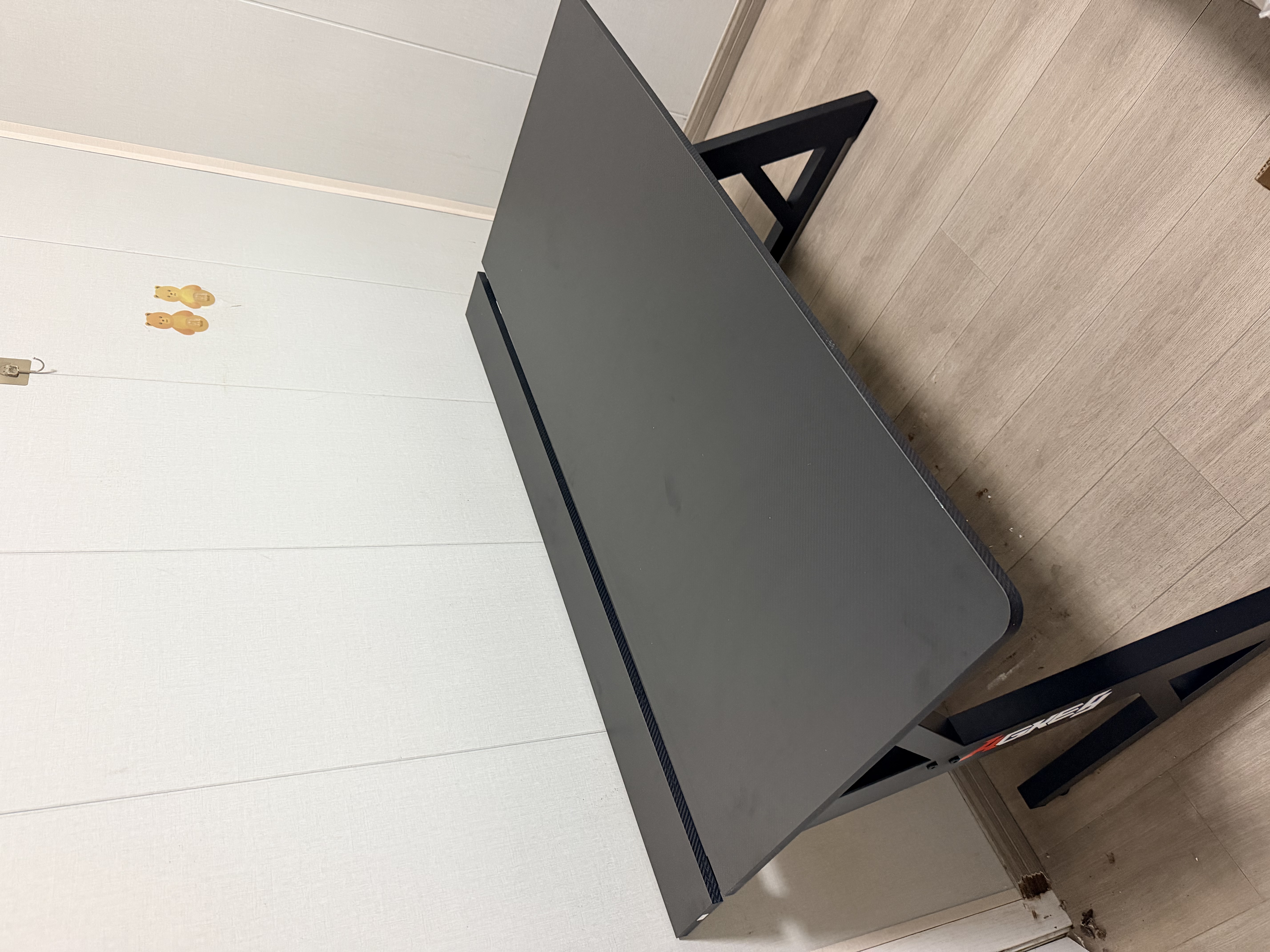 戟创AGKey-钛戟S3电竞桌台式电脑桌家用书桌可装机械臂桌子碳纤维色 【黑色标准款】进口松木芯｜ENF环保｜300KG承重｜ 140*75*75cm 二段分板 实拍图