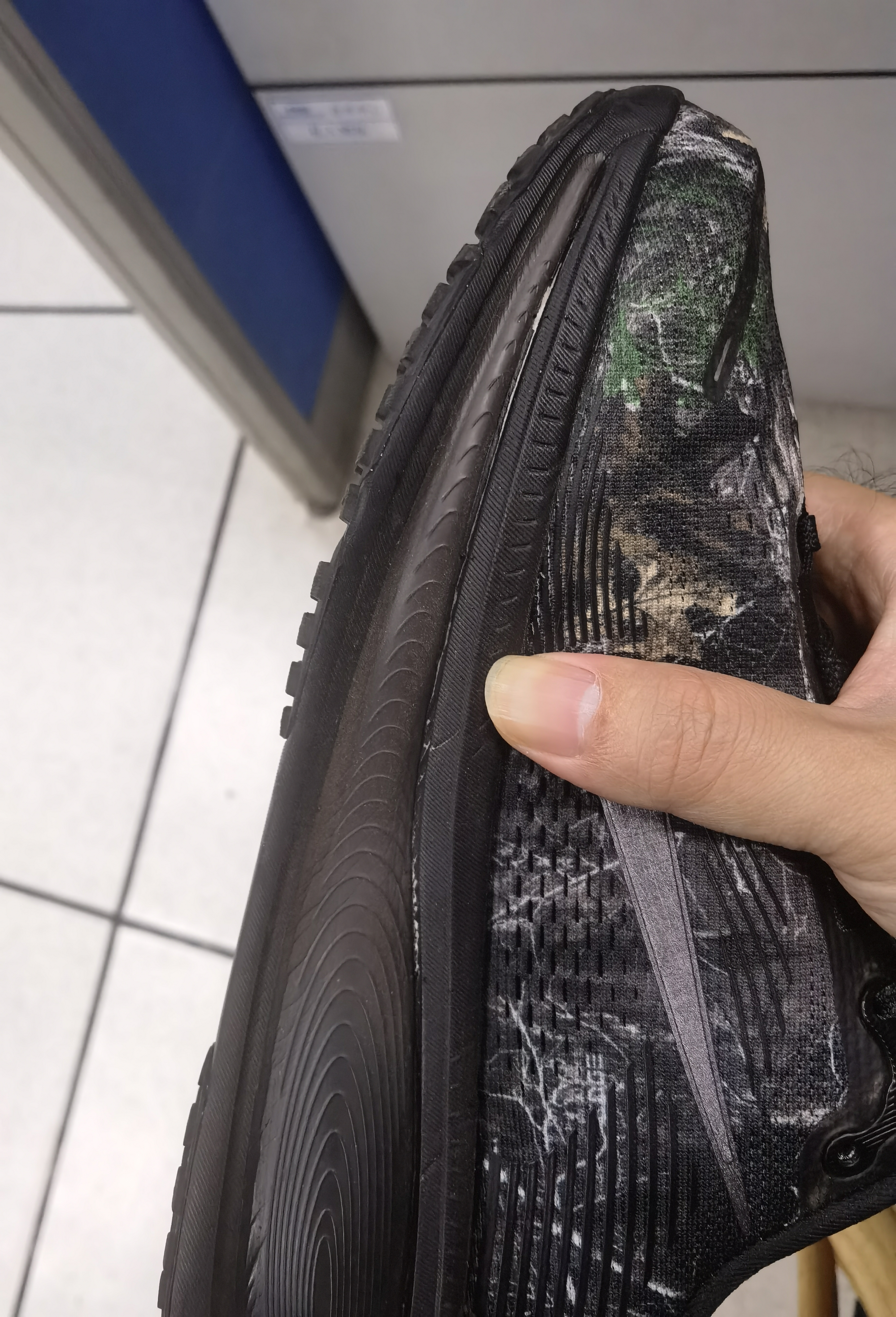 耐克NIKE男子缓震跑鞋 迈柔VOMERO 18 运动鞋IF4456-001黑灰42 实拍图