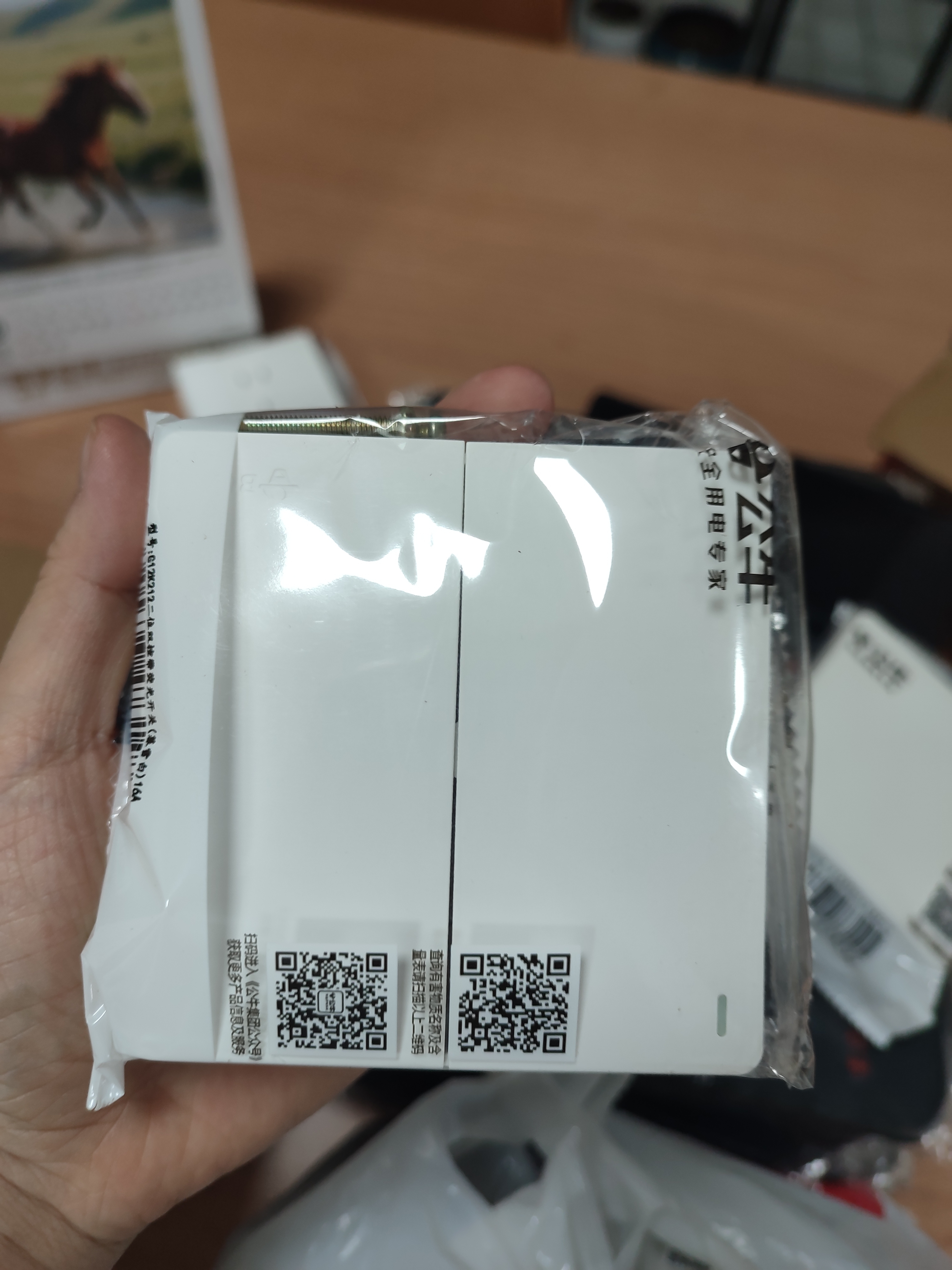 公牛（BULL）开关插座 G12系列 二开双控开关86型大面板开关G12K212 暮雪白 实拍图