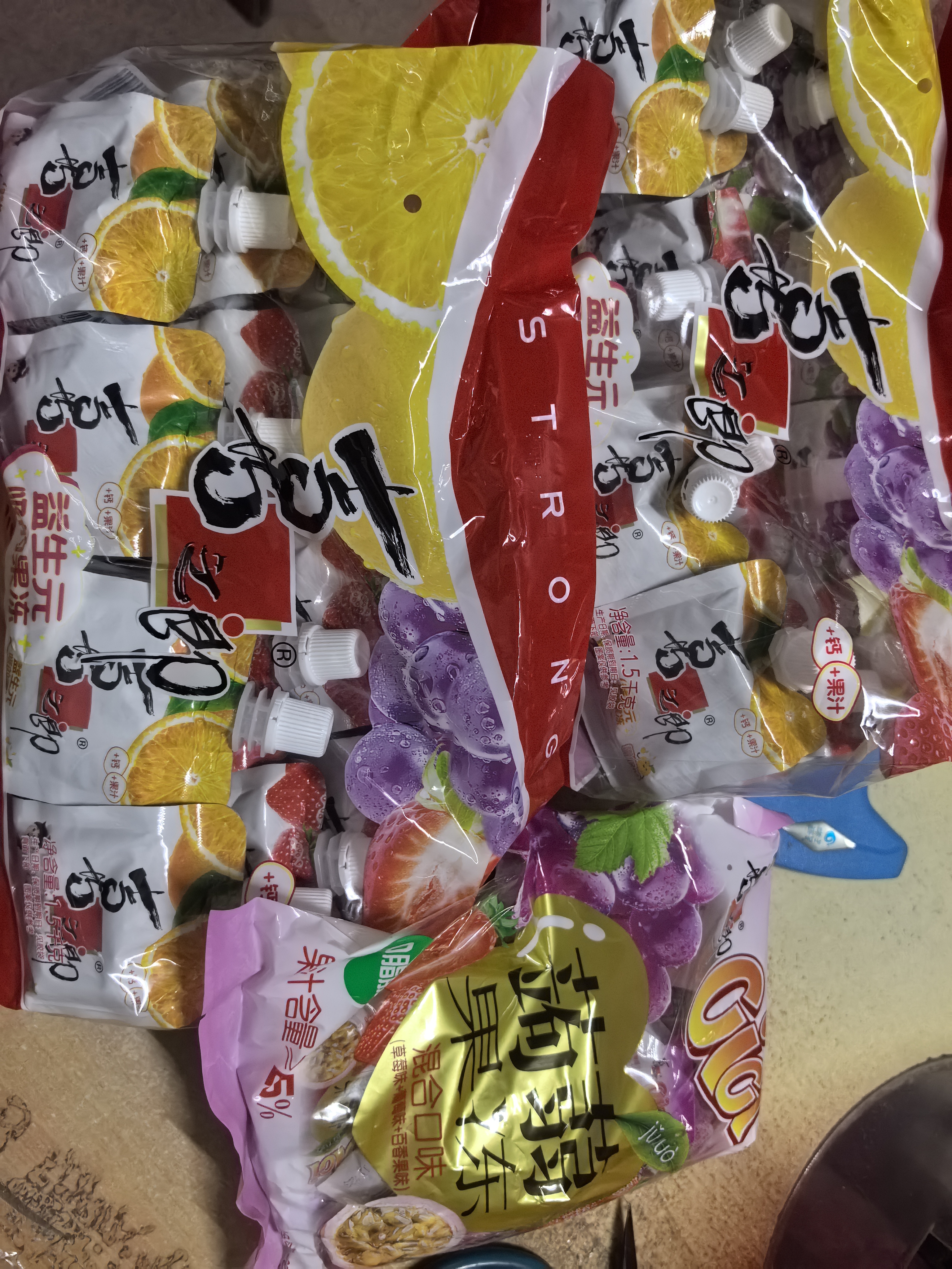 喜之郎益生元果冻爽 100克每袋装可吸的果冻 儿童节礼物休闲食品 【3种口味-6斤】内含30支 实拍图