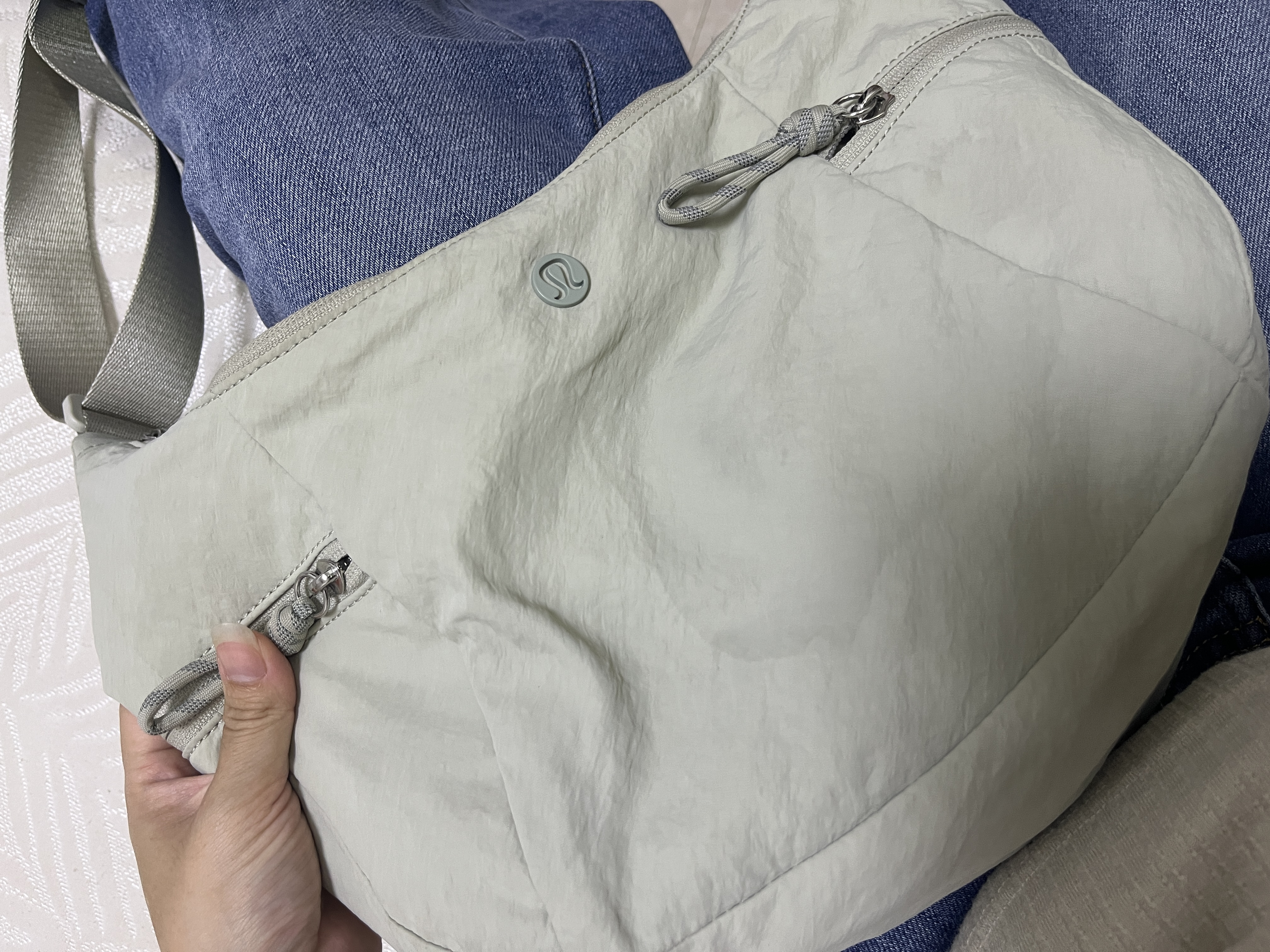 lululemon丨Slouchy 斜挎包 拒水 LU9CACS 朦胧草甸绿 O/S 实拍图
