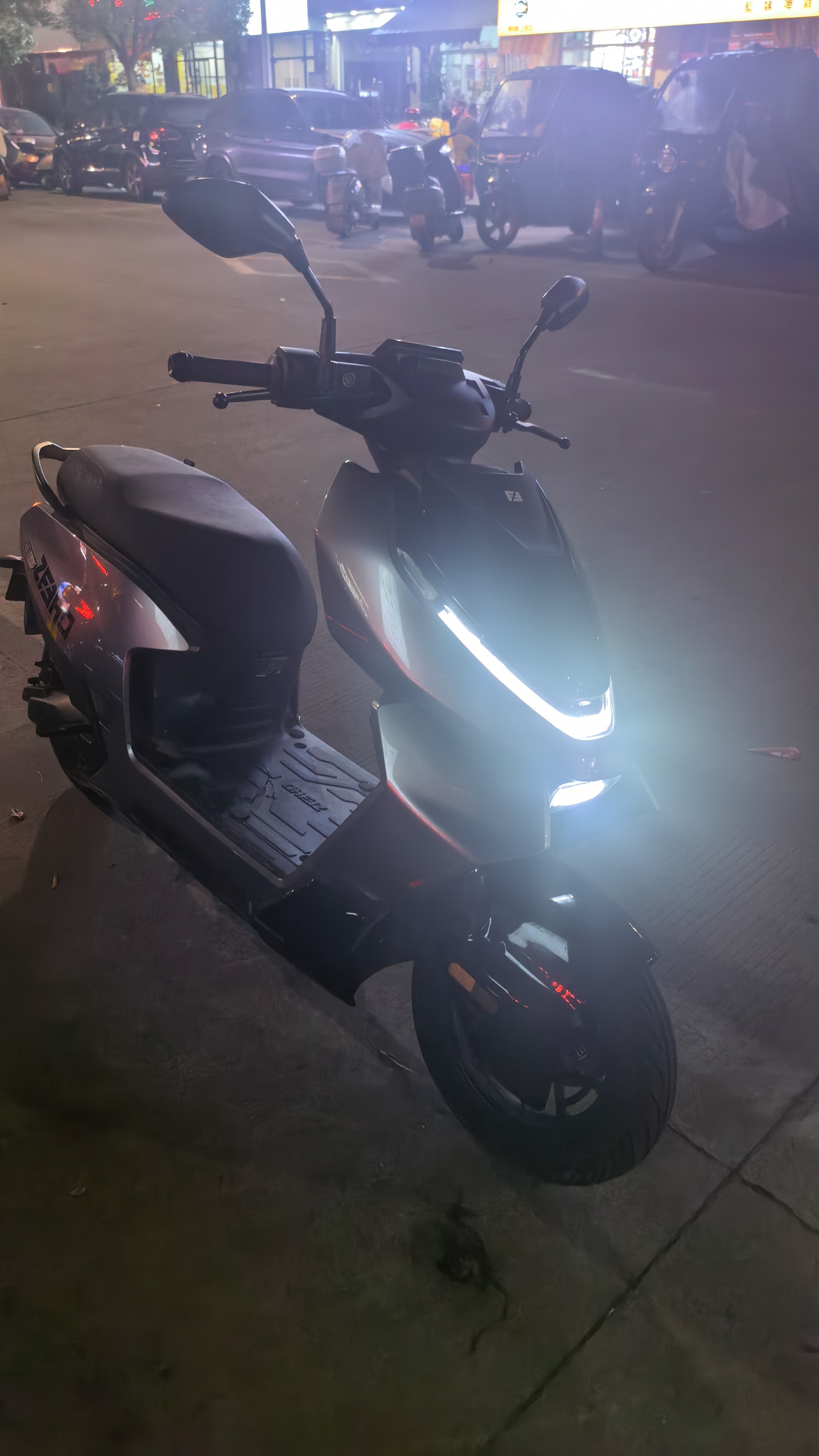 ZEEHO极核【AE4 SE+新款】高性能电摩电动摩托车通勤代步外卖智能电动车 到店自提 AE4 SE+新款 (颜色到店选) 实拍图
