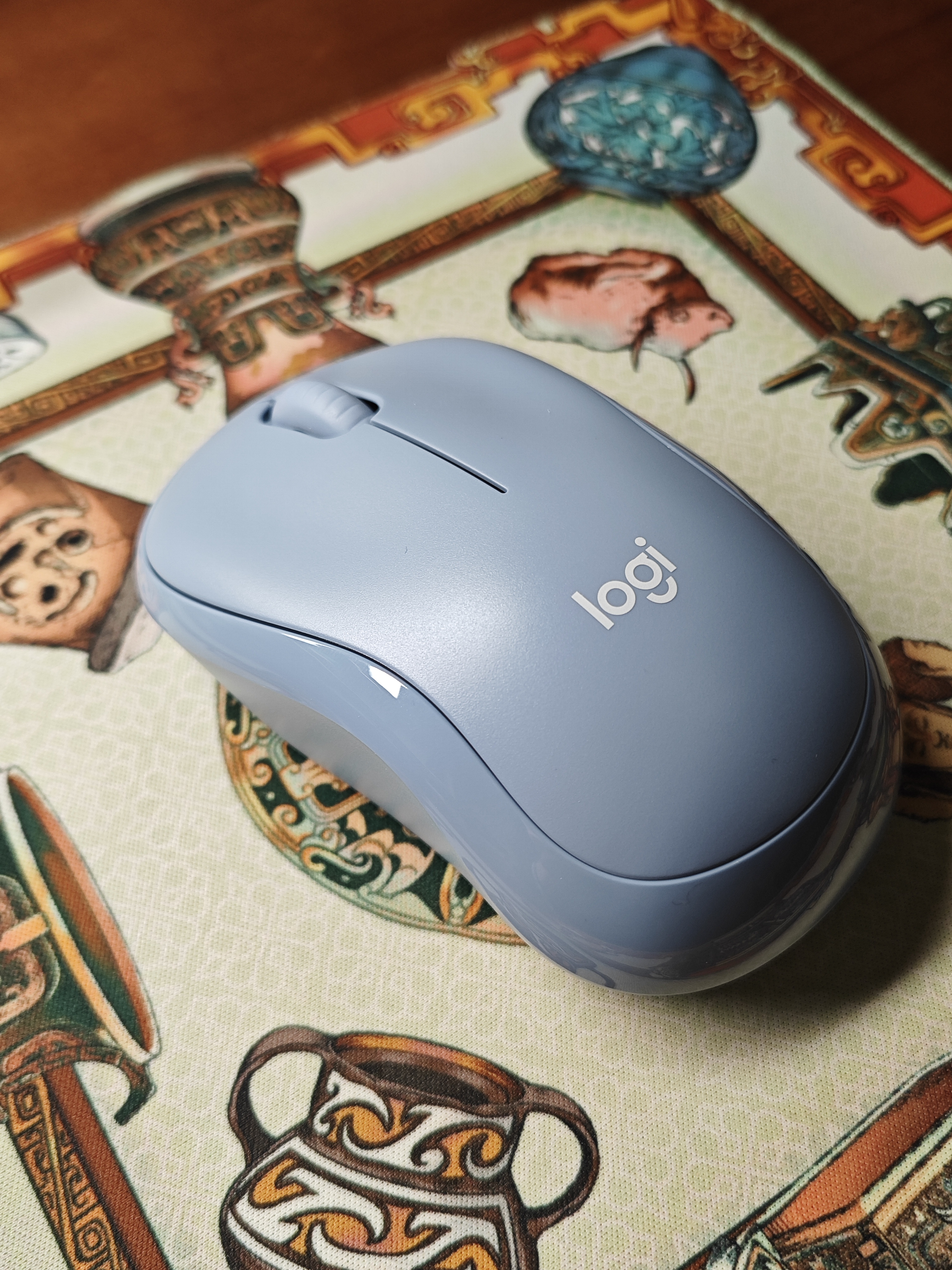 罗技（Logitech）M221 轻音鼠标 无线鼠标 办公鼠标 对称鼠标 带无线微型接收器 雾霭蓝 实拍图