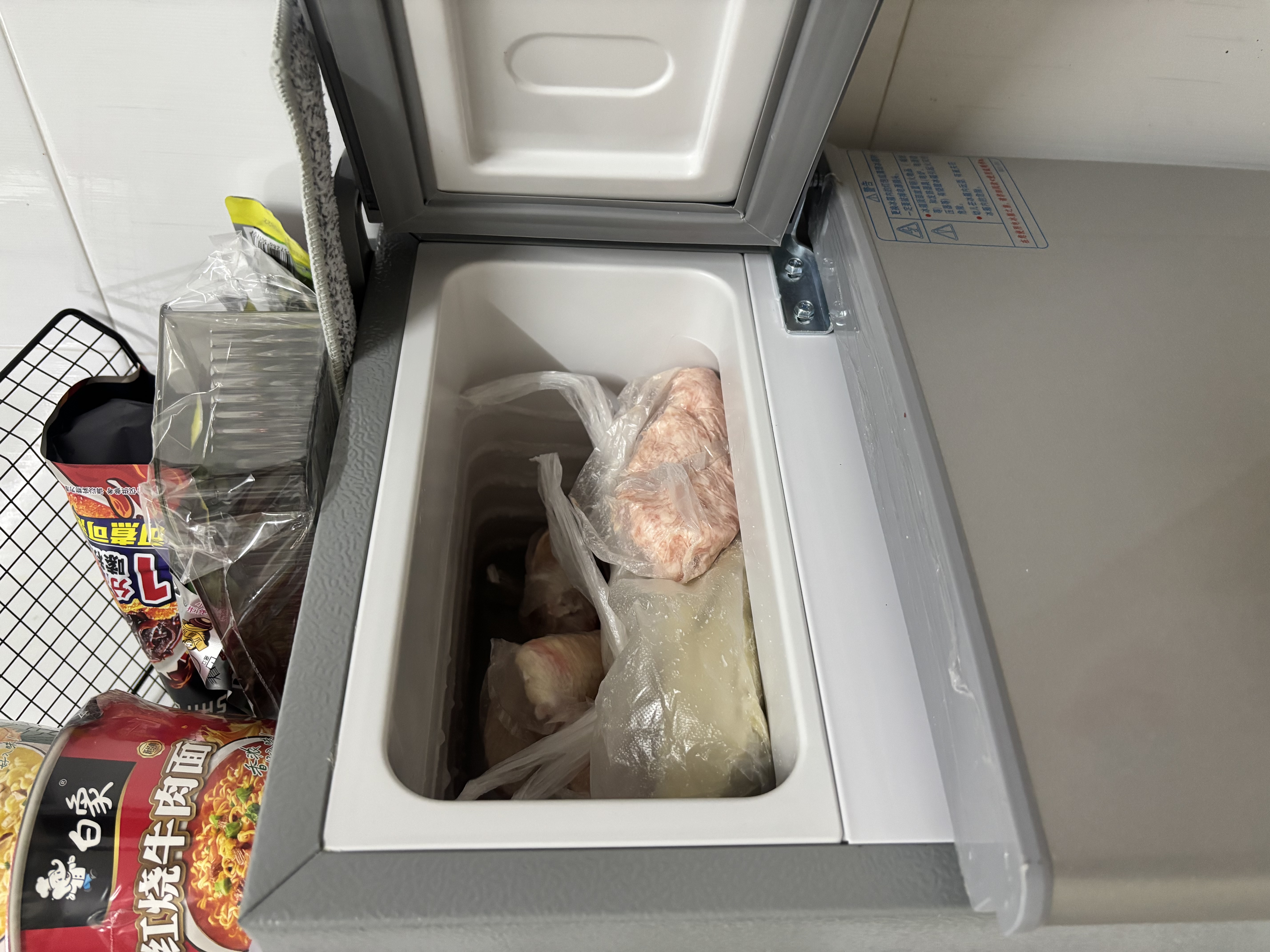 志高（CHIGO）小冰箱迷你小型家用冷藏冷冻两用宿舍出租房用双门办公室电冰箱节能省电 【店长推荐】108银色【全国联保丨节能省电】 实拍图