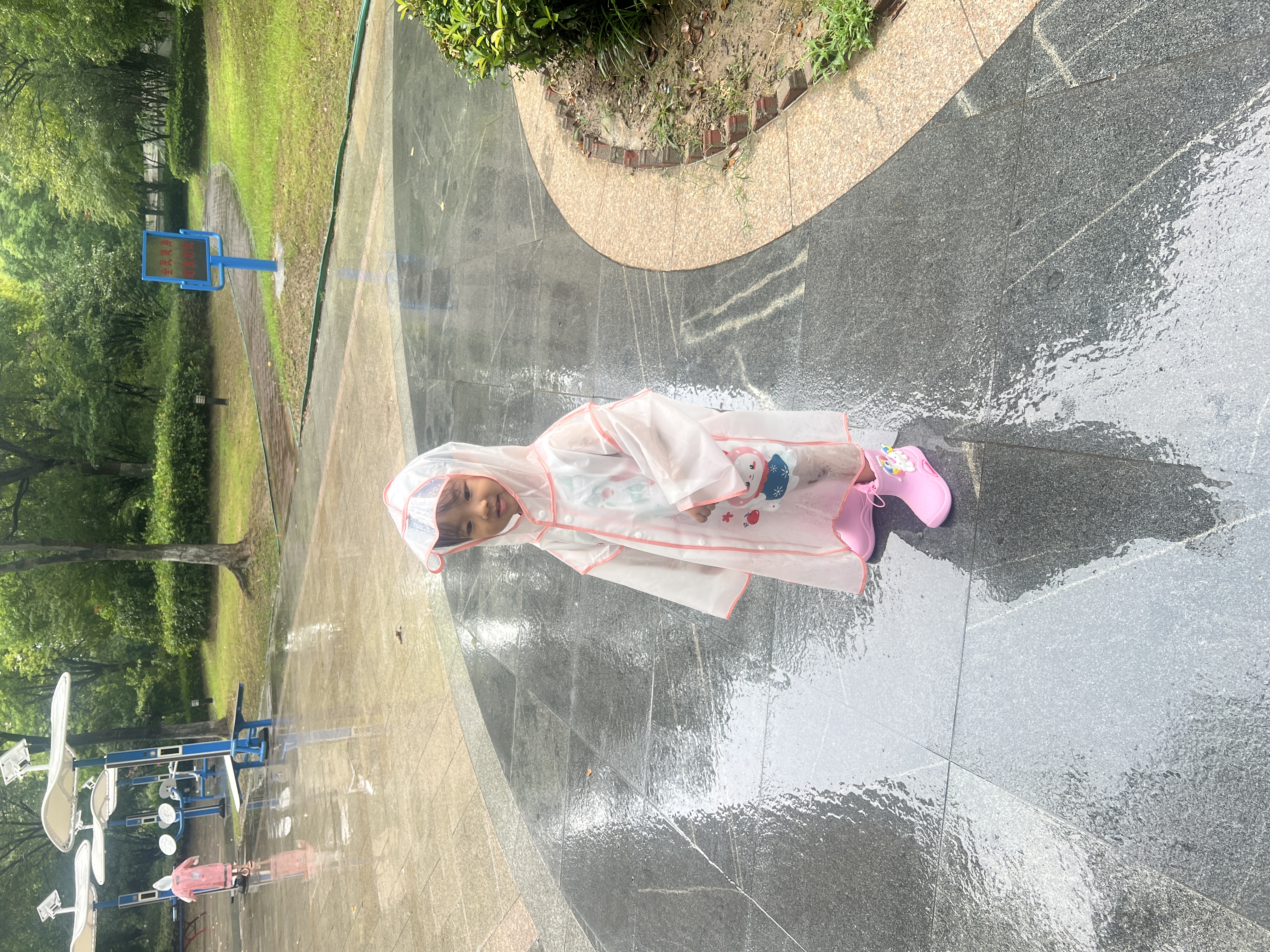 牧萌儿童雨衣男童女童防水全身雨披幼儿园小学生雨具 粉色草莓兔 M 实拍图
