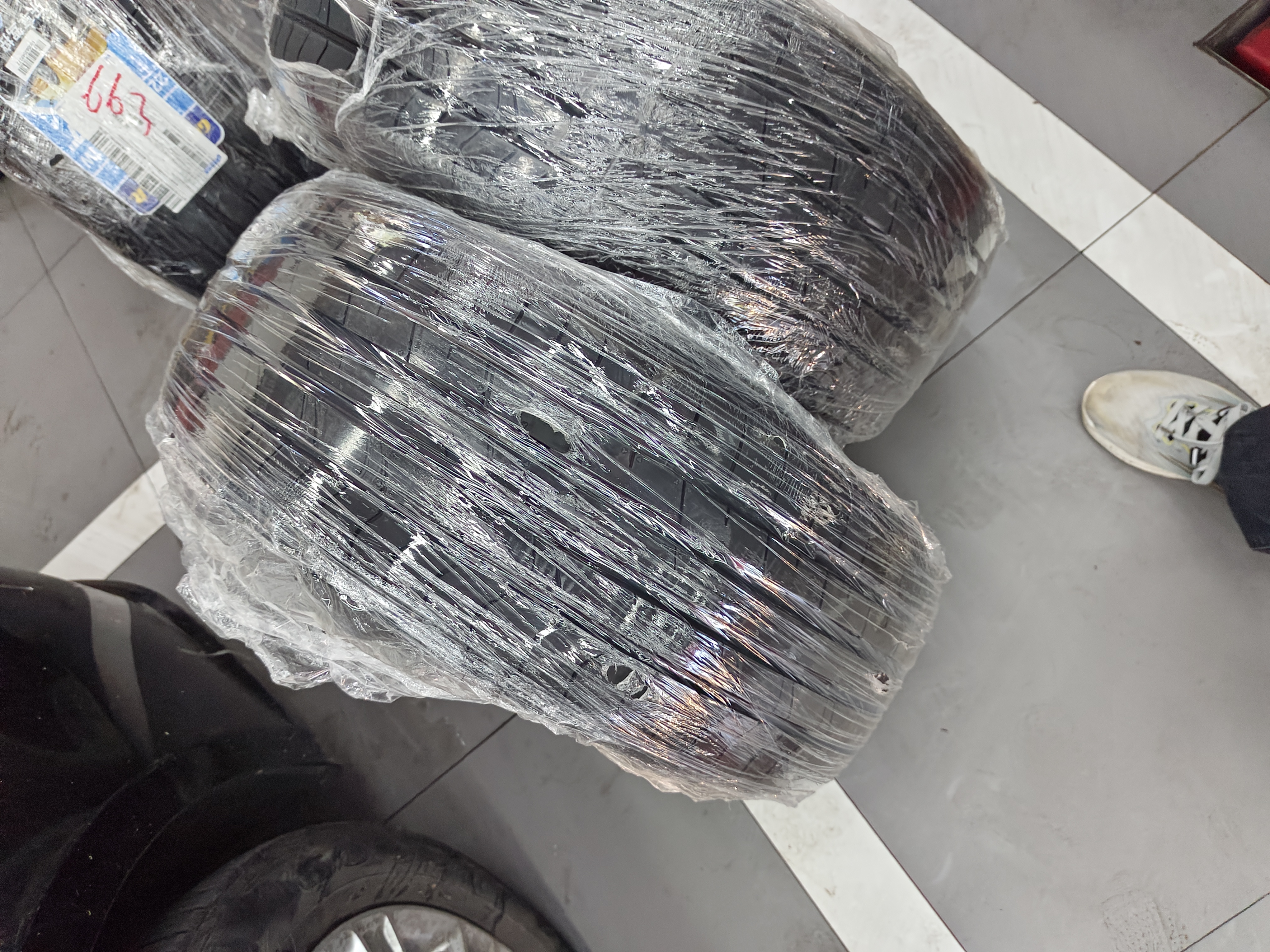 固特异（Goodyear）汽车轮胎 225/55R17 101W 鹰驰F1酷跑 适配奥迪A6L/途岳 御乘升级 实拍图