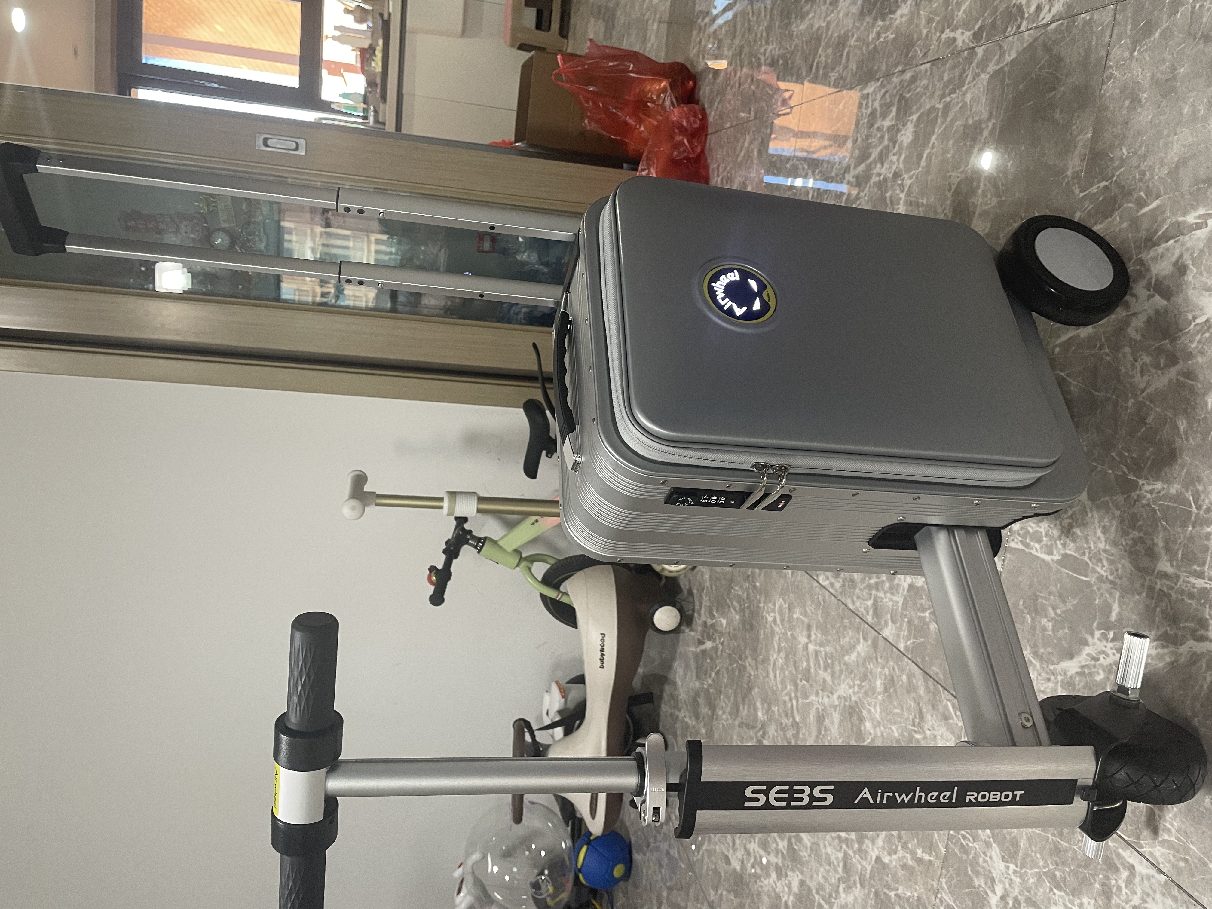 爱尔威（Airwheel）电动行李箱可骑行智能拉杆箱可坐可代步20英寸登机箱 豪华版一银 实拍图