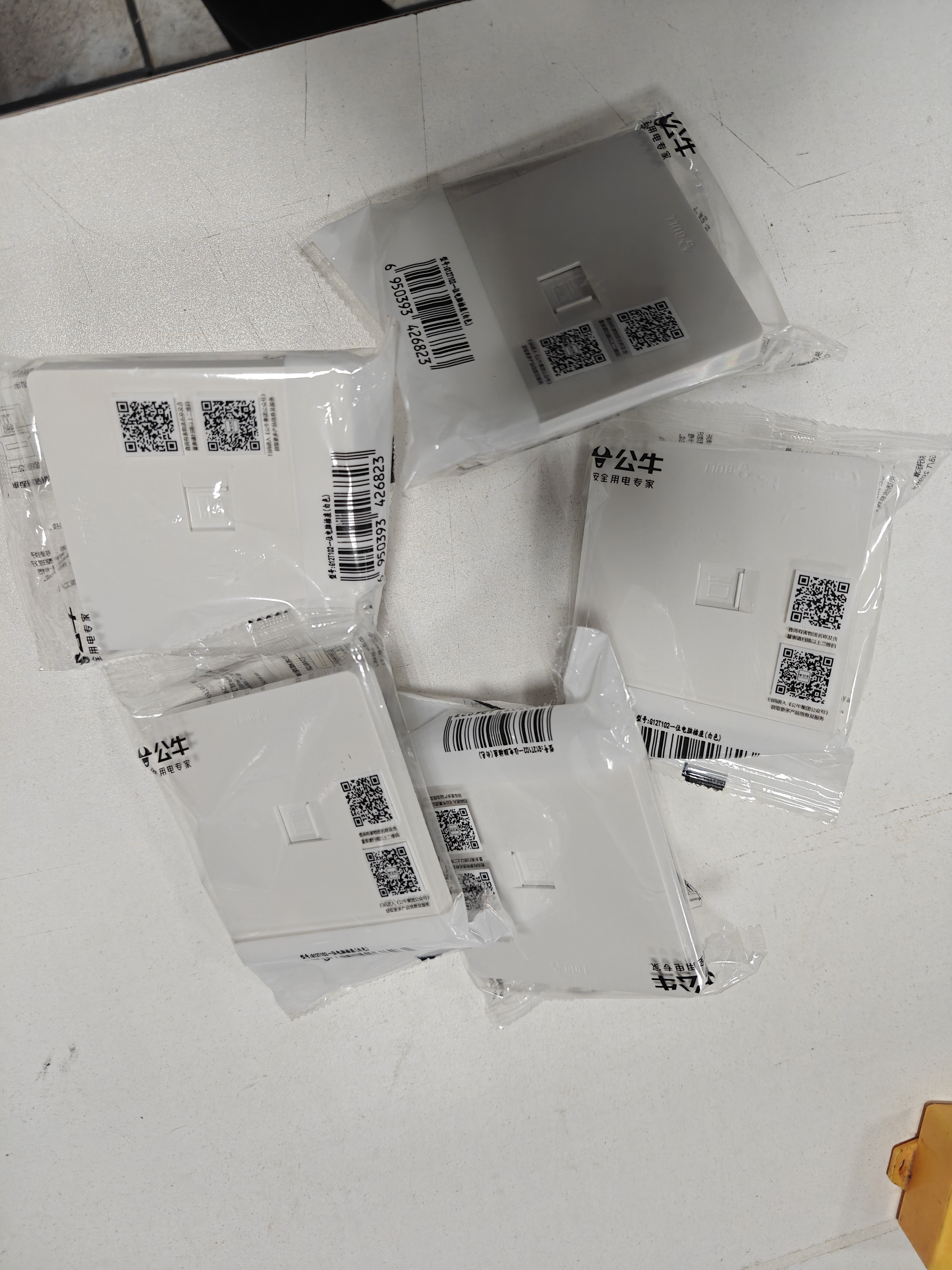 公牛（BULL）开关插座 G12系列 一位电脑插座86型暗装面板G12T102 象牙白 实拍图