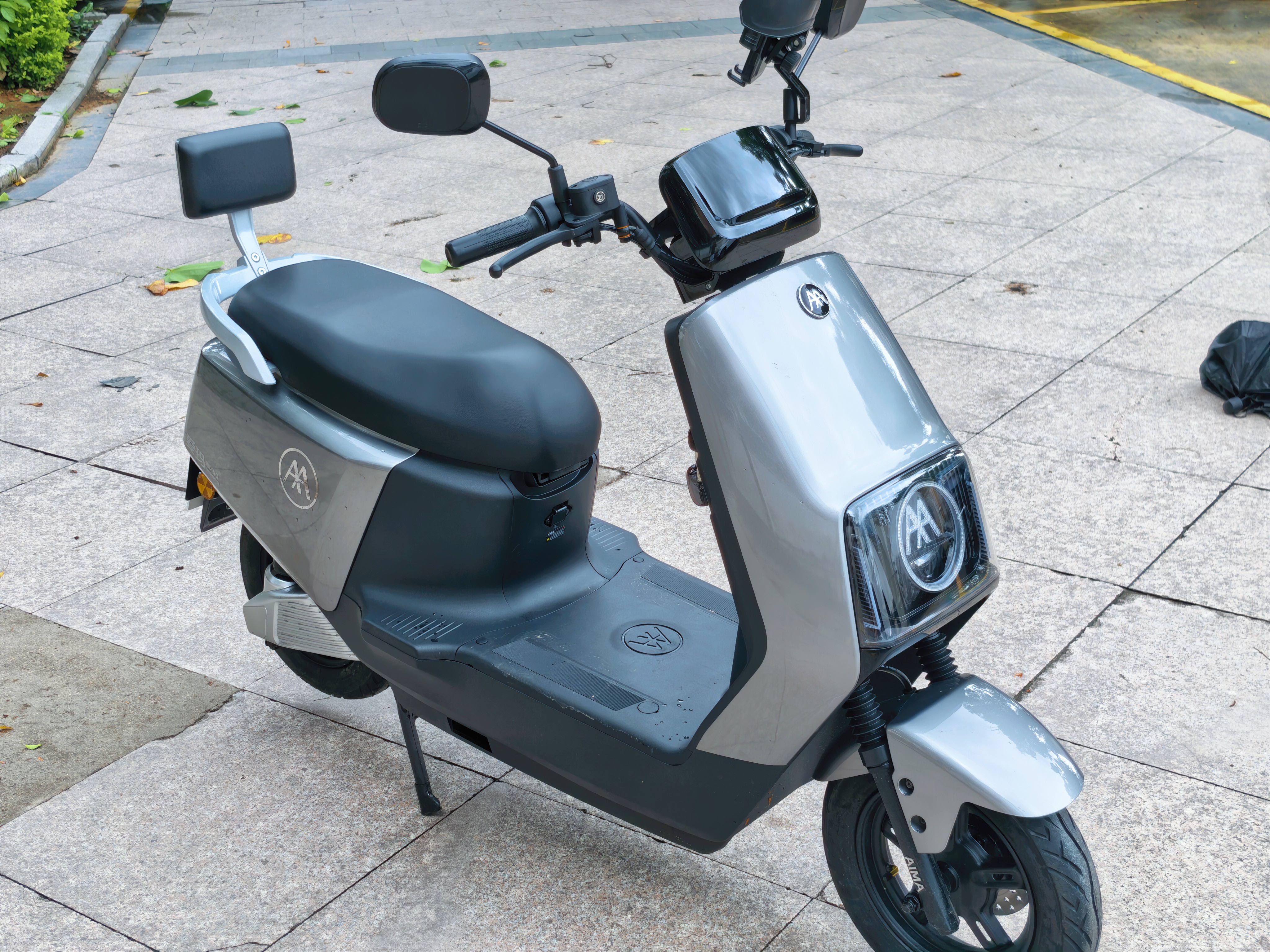 爱玛电动摩托车 爱玛辉腾电动车清仓自营京东电瓶车72V32AH爱玛电动车官方旗舰店京东电动摩托车极地灰 实拍图