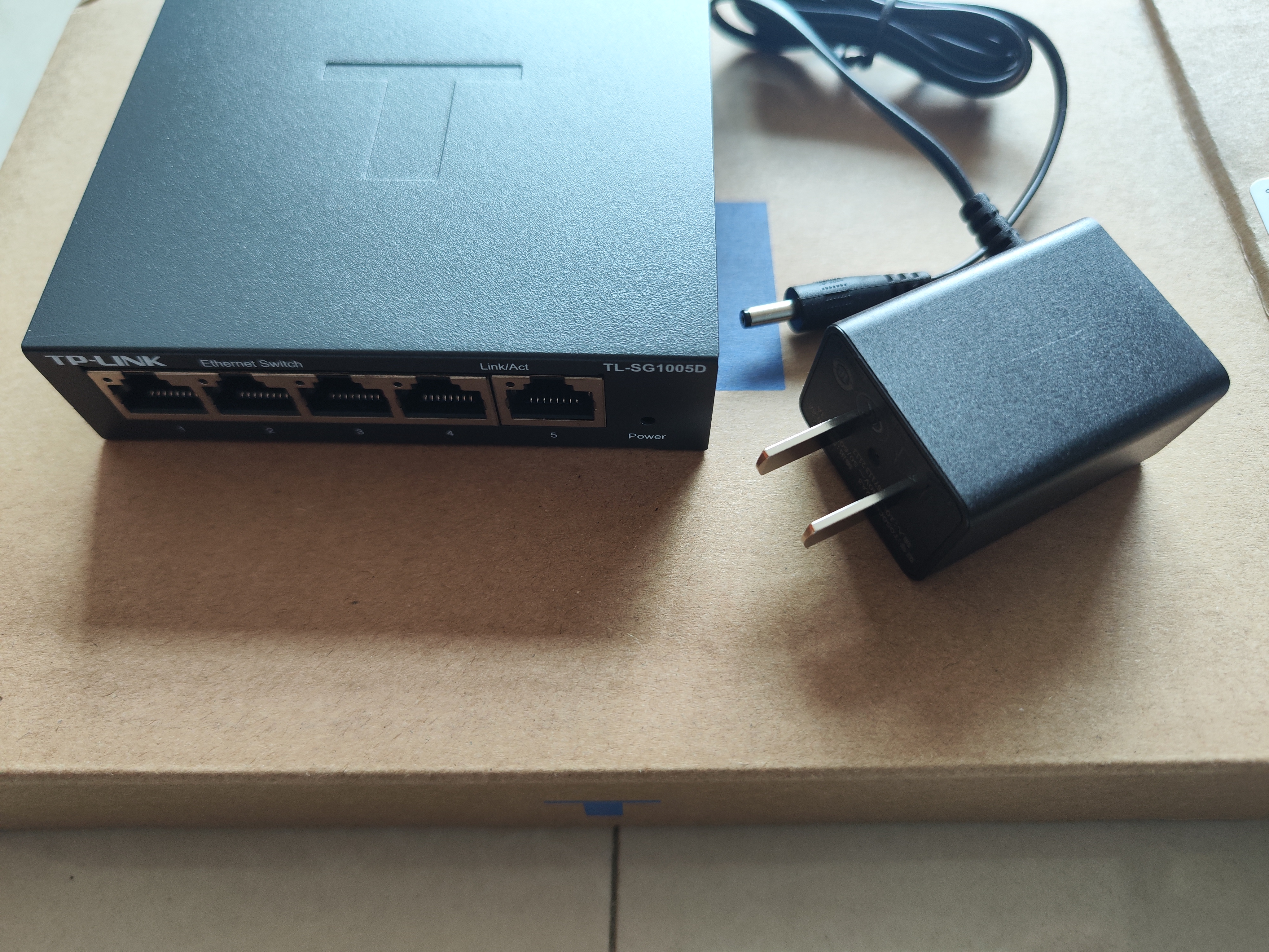 普联（TP-LINK）5口全千兆钢壳交换机 企业级交换器 4口监控网络网线分线器  金属机身 TL-SG1005D 实拍图