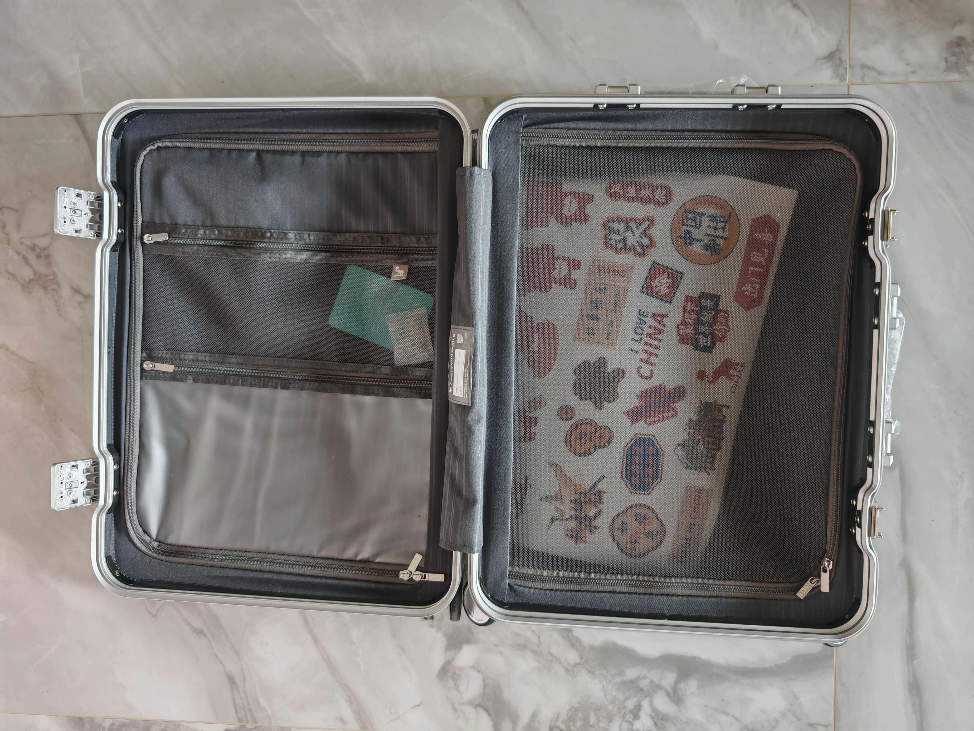 爱华仕行李箱20英寸登机箱铝框拉杆箱耐用旅行箱密码箱京东自营皮箱银色 实拍图