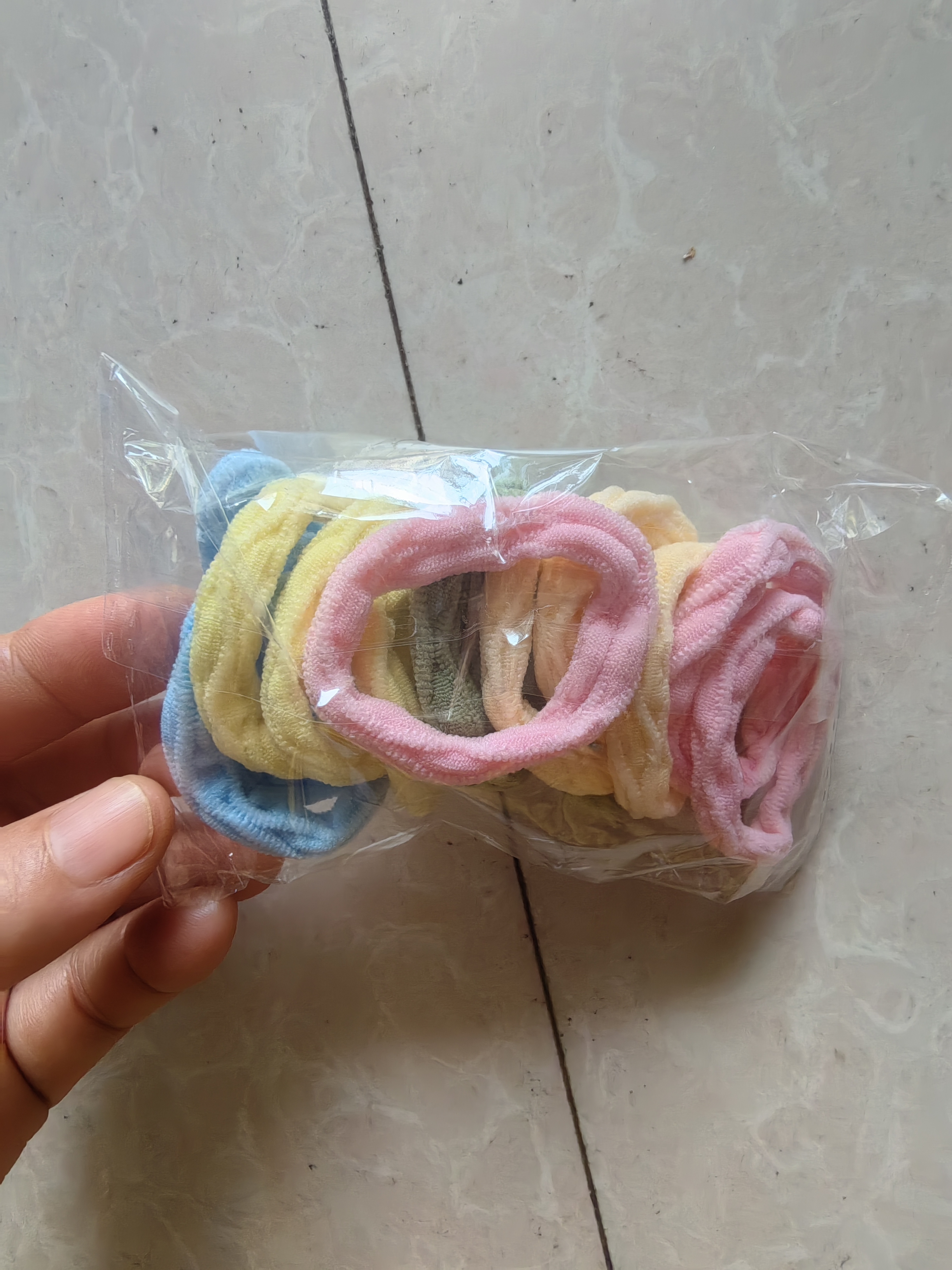 2026新款柔软高弹巨耐用高马尾精品发绳皮筋女孩扎发头绳发饰头饰 彩色系1袋【15根】 实拍图