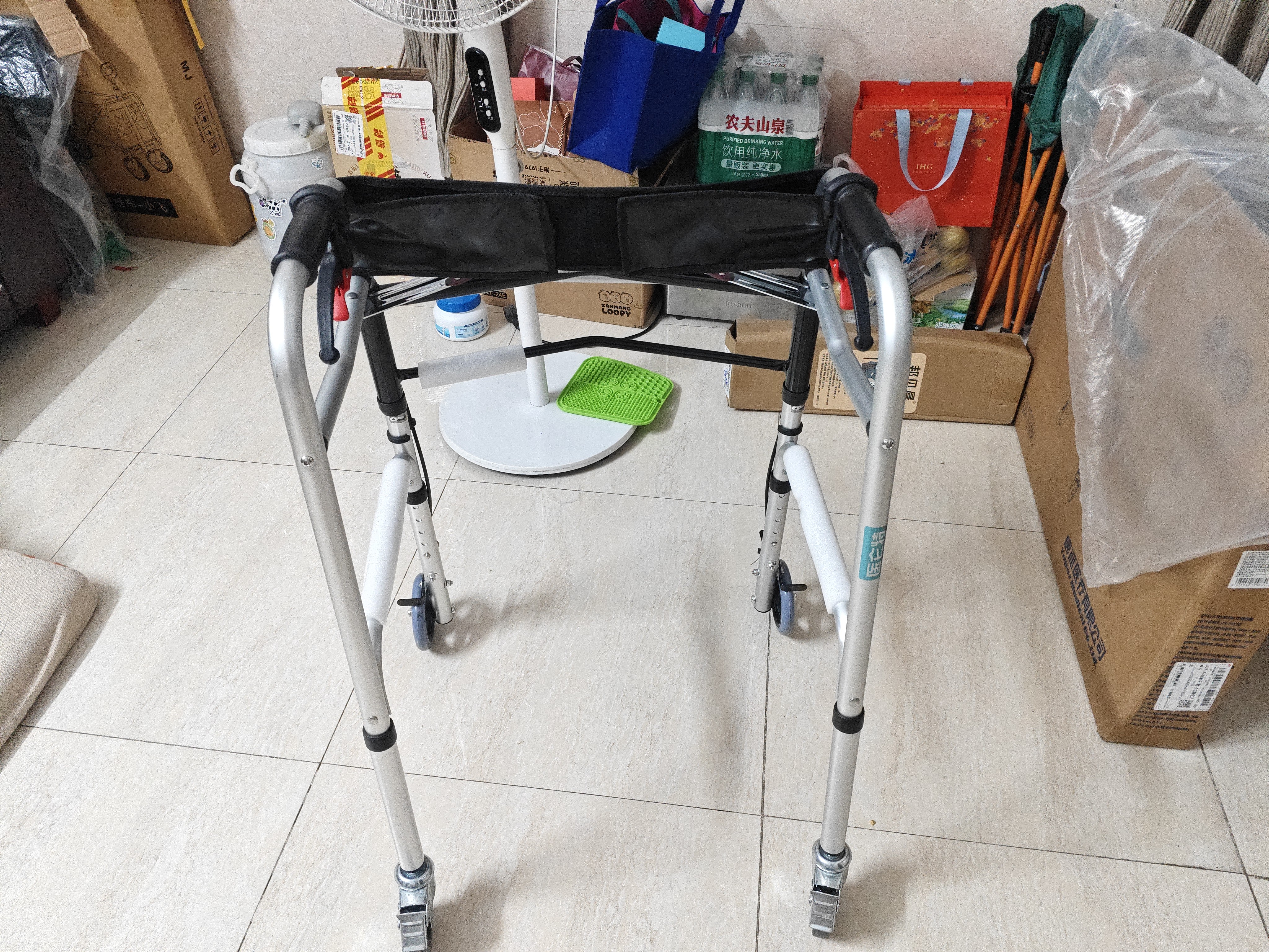 医仑特助行器老人专用骨折康复辅助行走器可推可坐折叠万向四轮刹车款 实拍图