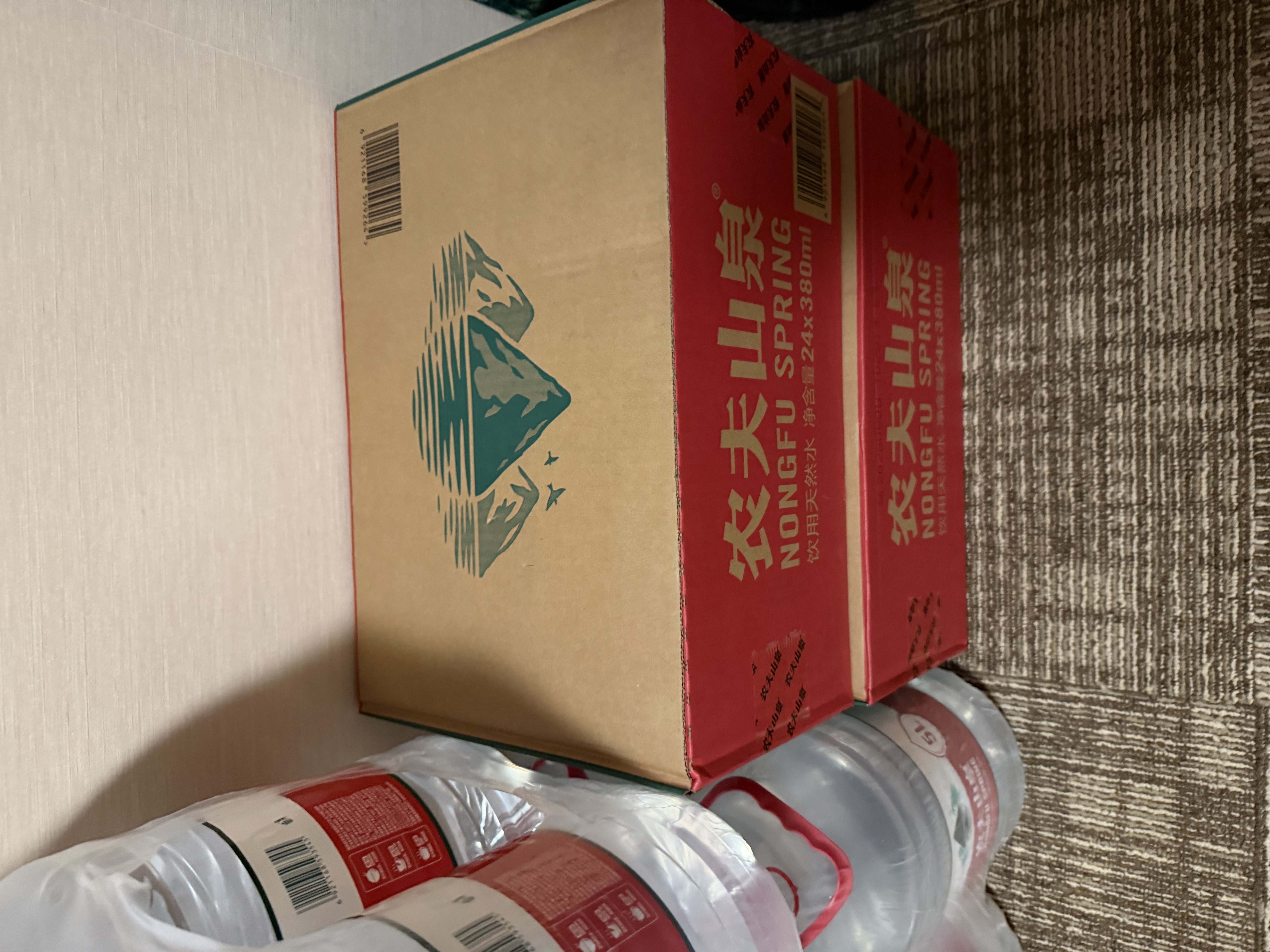 农夫山泉饮用水 饮用天然水5L*4桶 整箱装 桶装水塑膜随机包装 实拍图