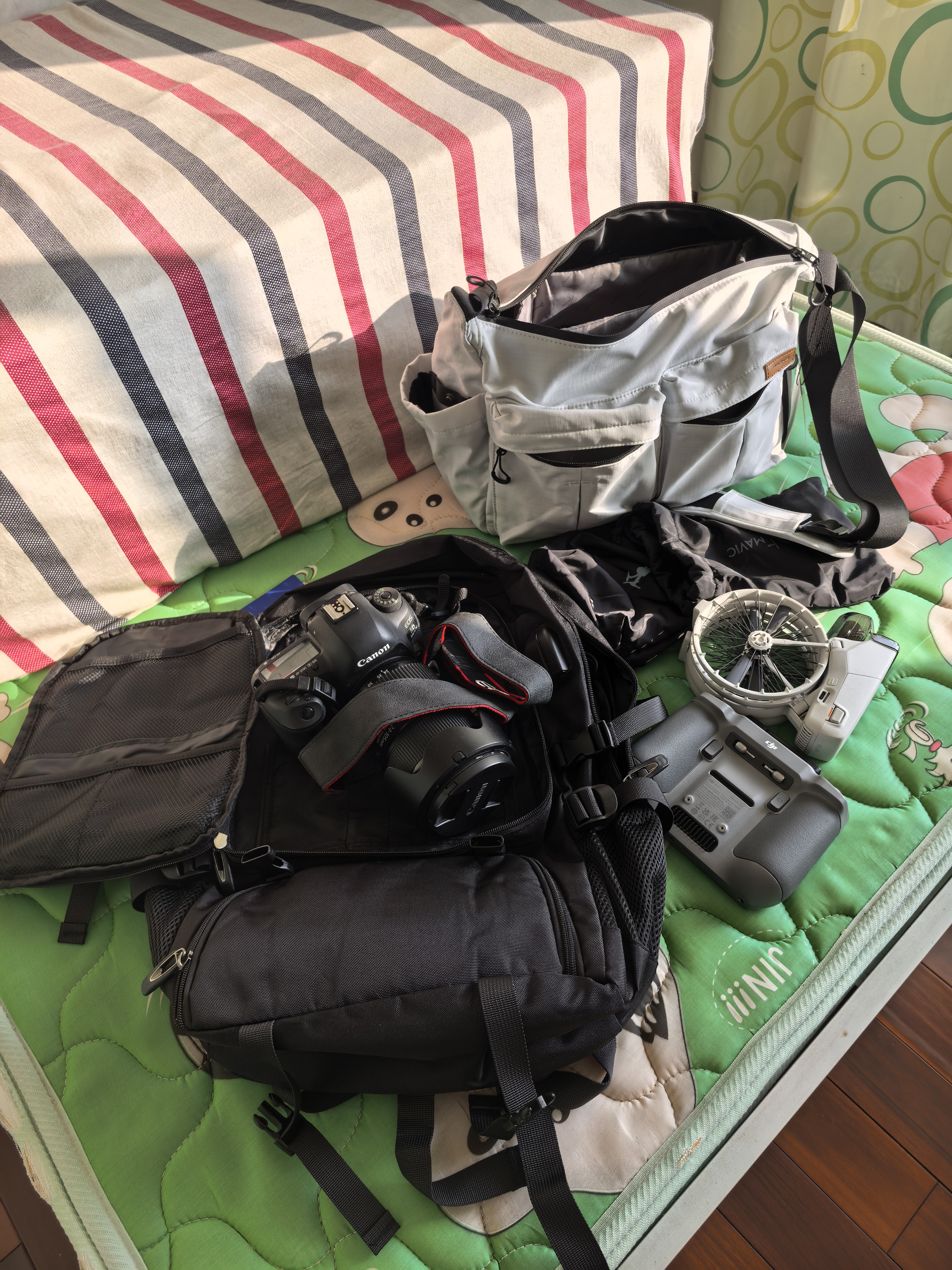 大疆 DJI Flip 全能Vlog航拍机户外旅游运动便携高清防抖智能跟拍迷你轻型无人机语音遥控飞机 畅飞三电套装（带屏遥控器） 官方标配 无内存卡 实拍图