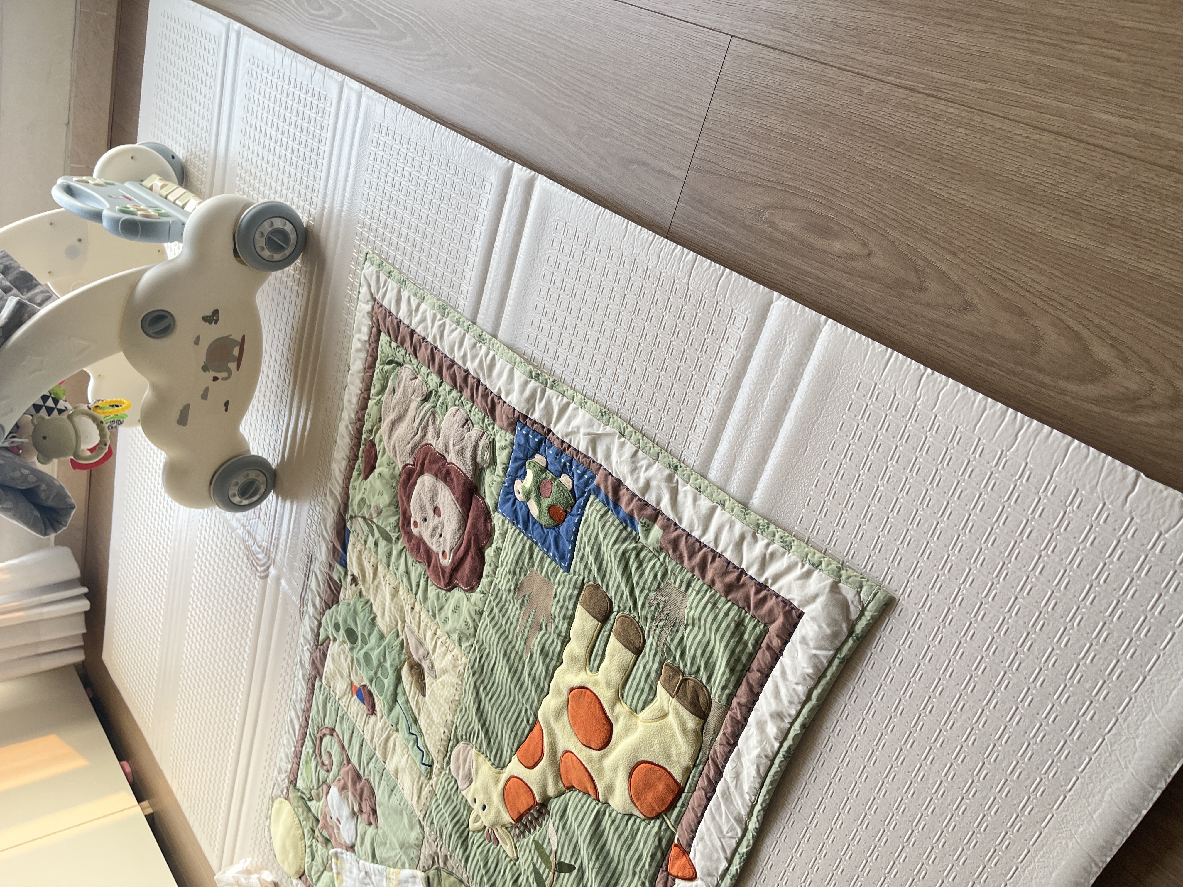 贝易宝宝爬爬垫PU覆膜婴儿折叠无味XPE地垫儿童加厚爬行垫泡沫防摔垫 【基础版-XPE-压边】彩虹+海湾轨道 150*180*2CM【老爸抽检甲酰胺未检出】 实拍图