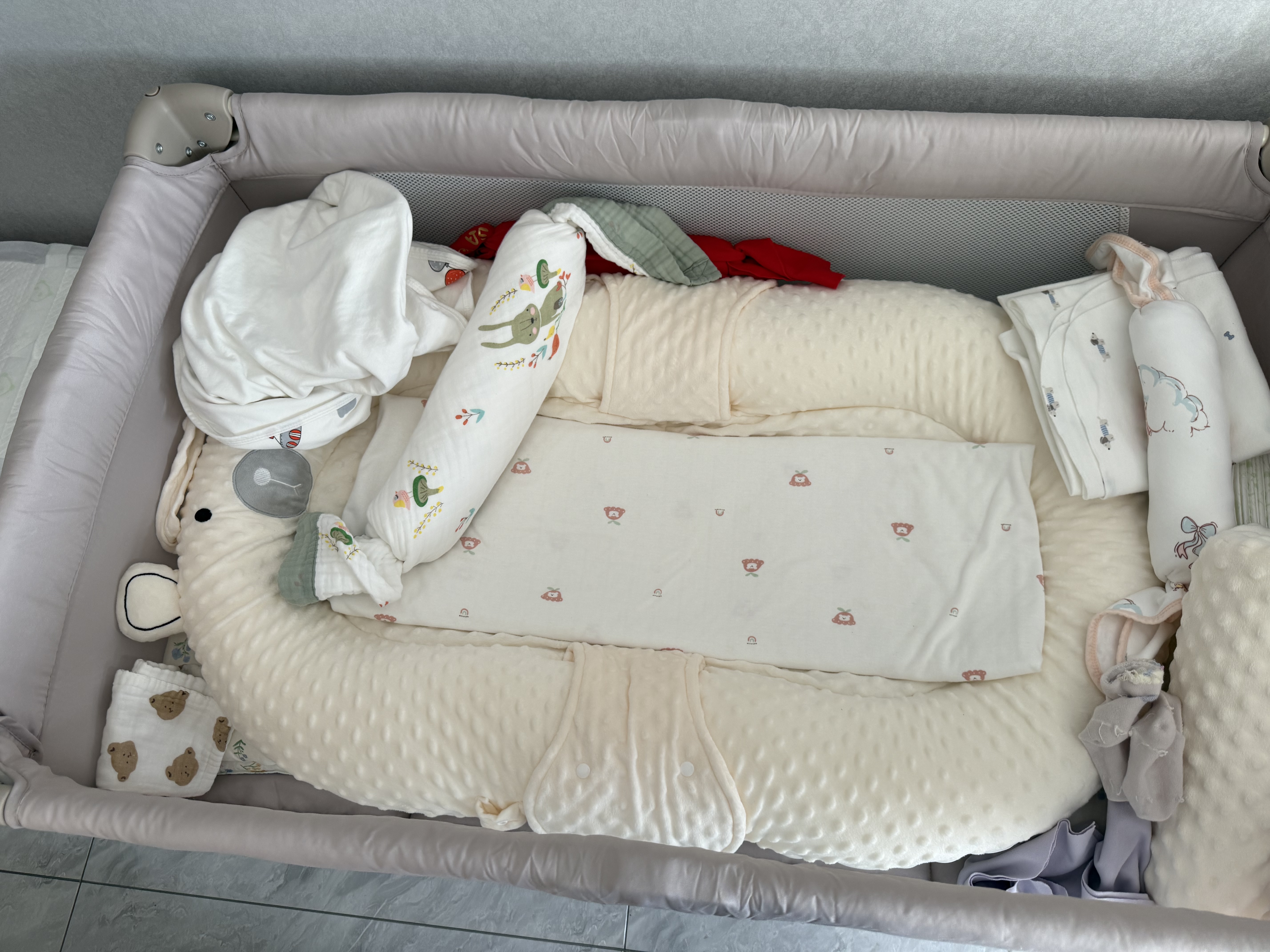 优乐博（ULOP）婴儿床可折叠可移动0-3岁宝宝床多功能婴儿床可升降婴儿拼接床 尿布台婴儿床二合一摇篮摇摇床 一键折叠床豪华款 婴儿用品实用新生儿见面礼物便携折叠婴儿床 实拍图