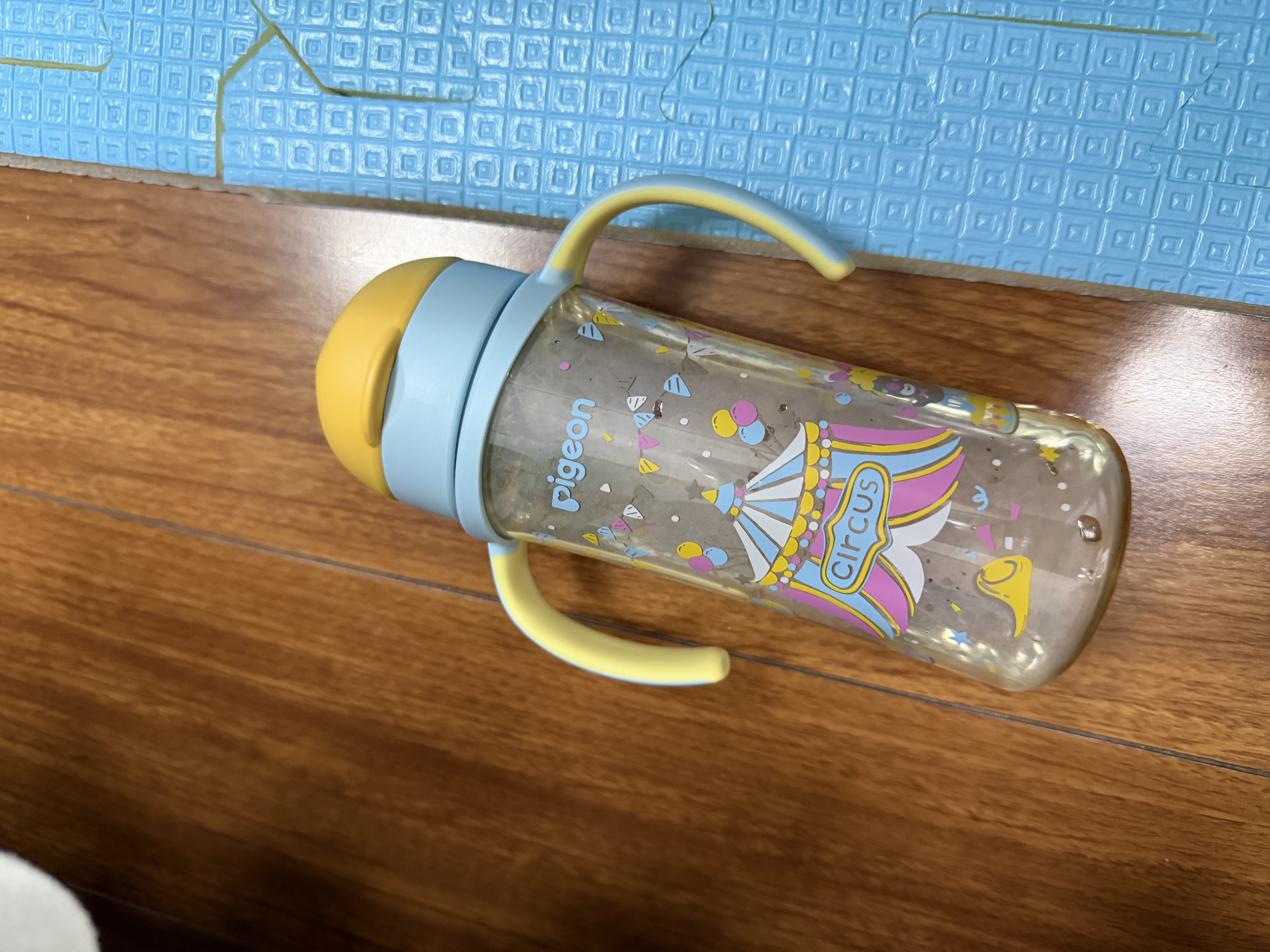 贝亲（Pigeon）防胀气 自然成长翻盖直饮吸管 大童奶瓶330ml 马戏团 18月+ AA279 实拍图