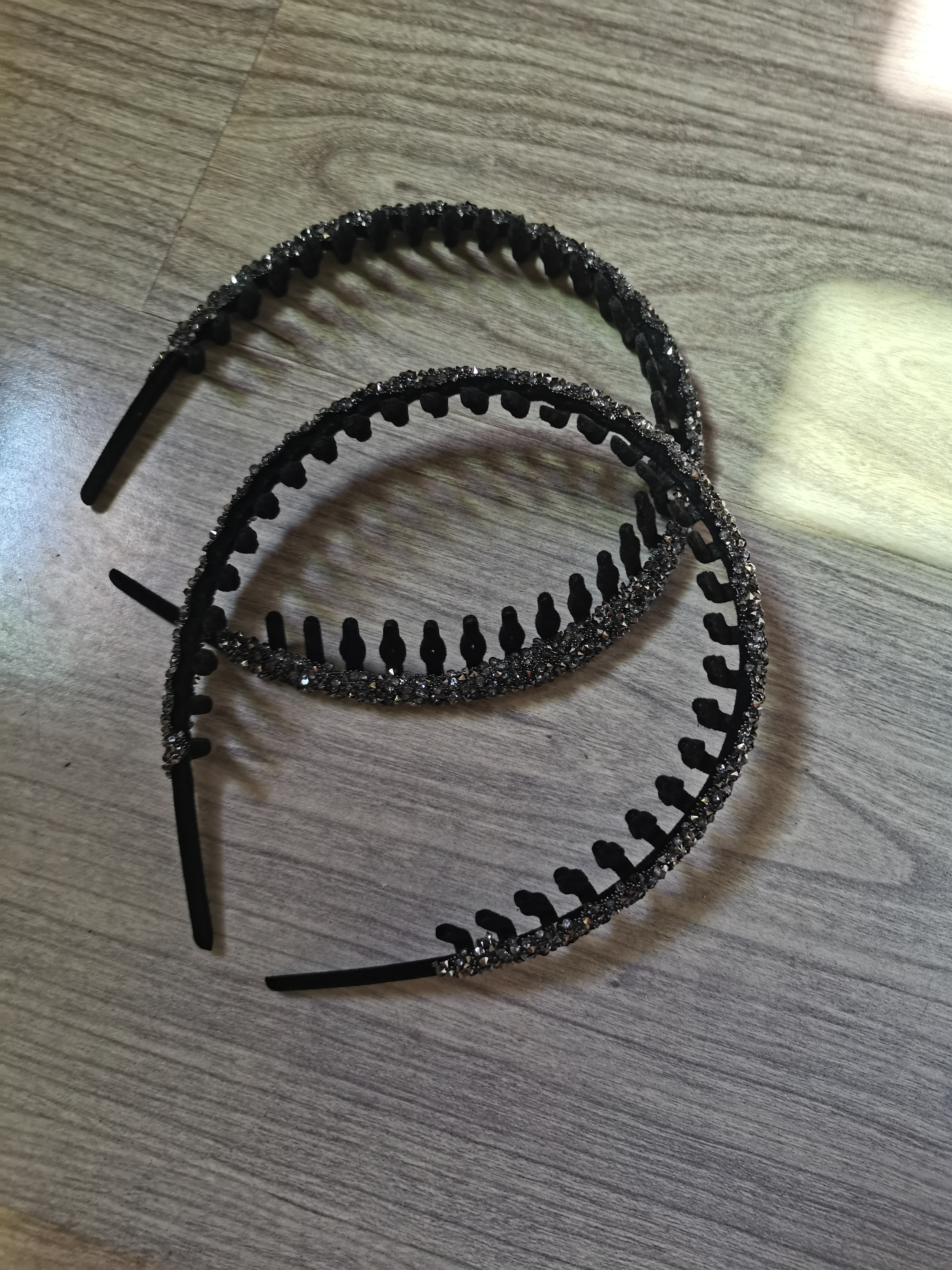唐芙妮布艺水钻头箍洗脸发箍女新款小众设计带齿碎发整理压发卡头饰 黑色植绒镶钻款 实拍图