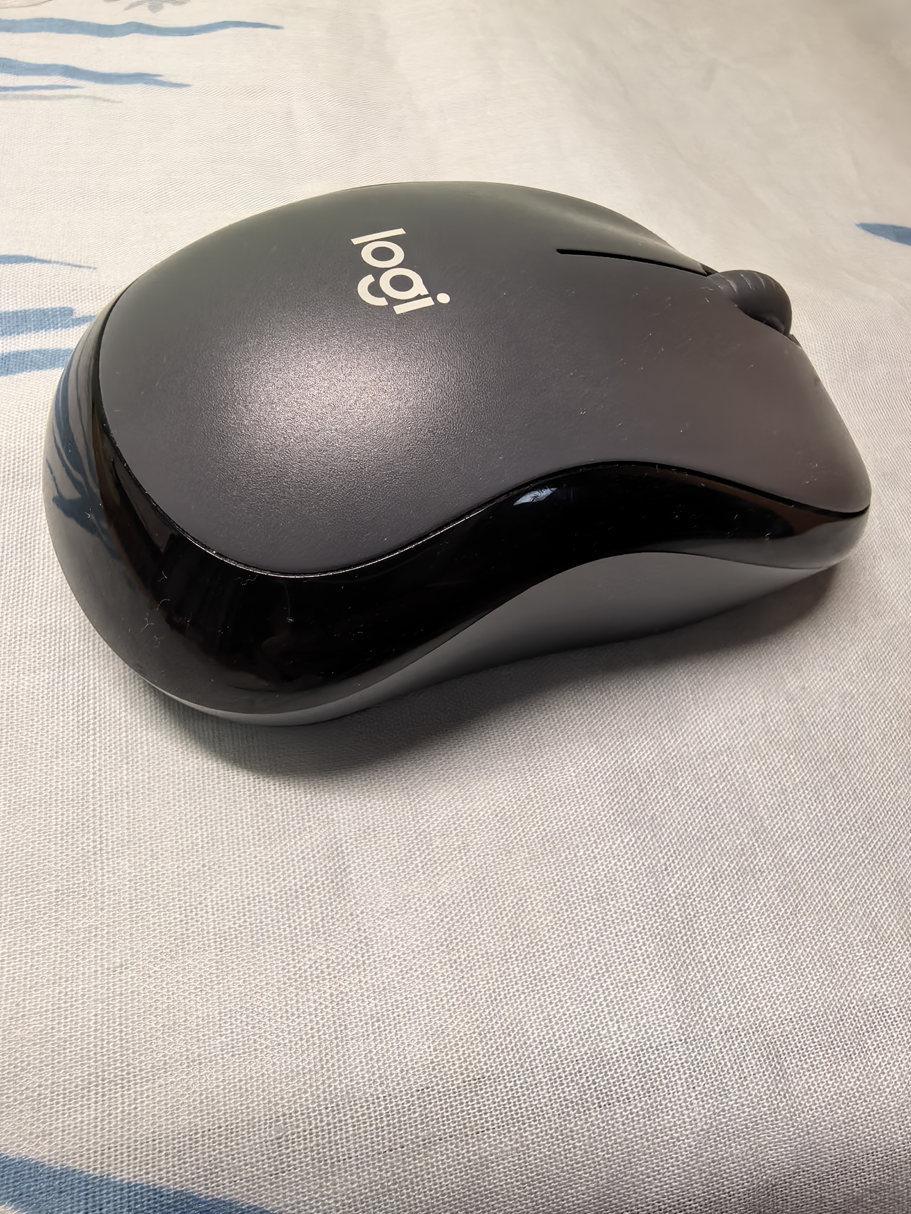 罗技（Logitech）M220 轻音鼠标 无线鼠标 办公鼠标 对称鼠标 带无线微型接收器 灰黑色 实拍图