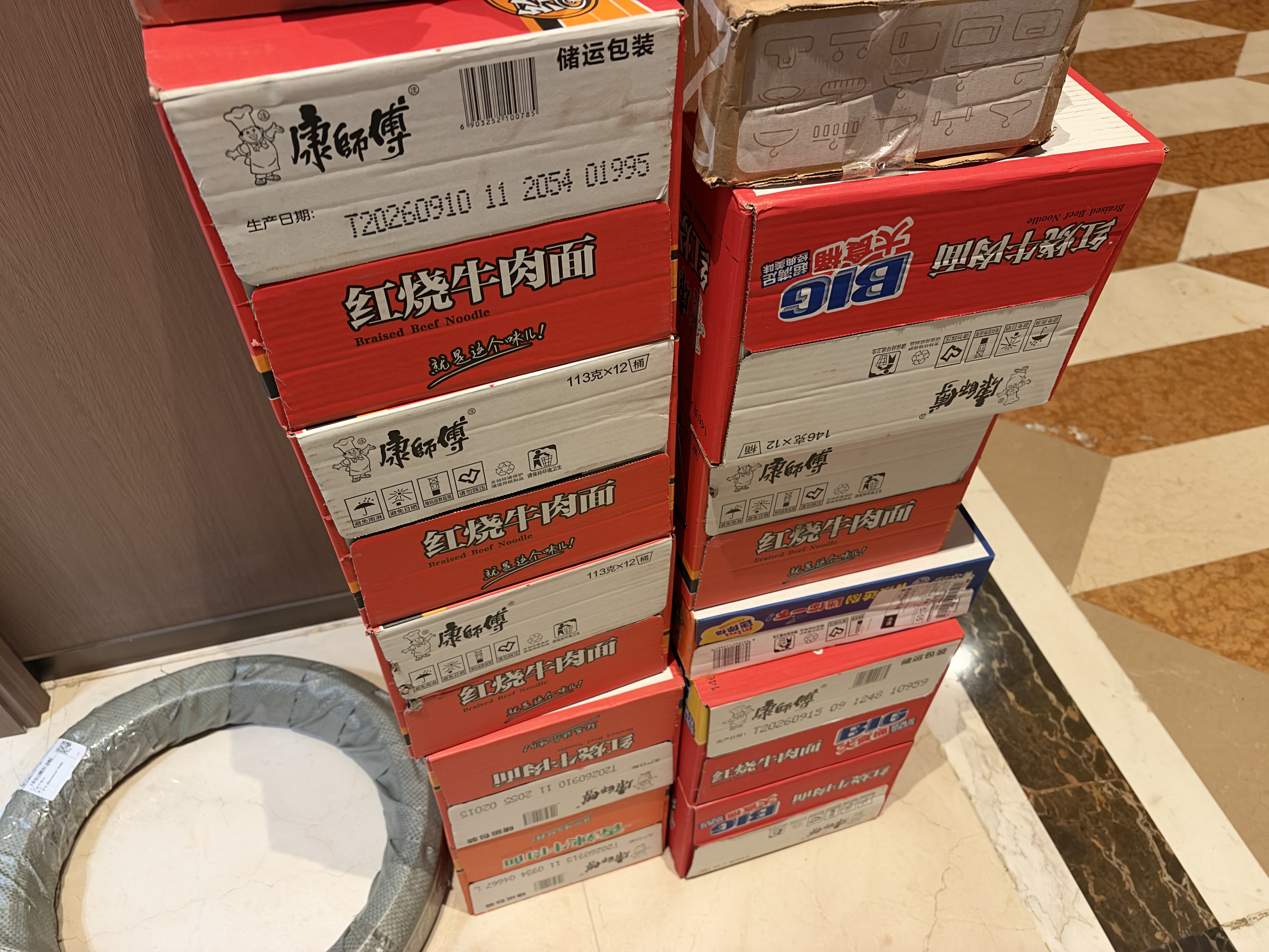 康师傅 方便面 经典红烧牛肉桶面110g*12 泡面整箱速食 方便食品 实拍图