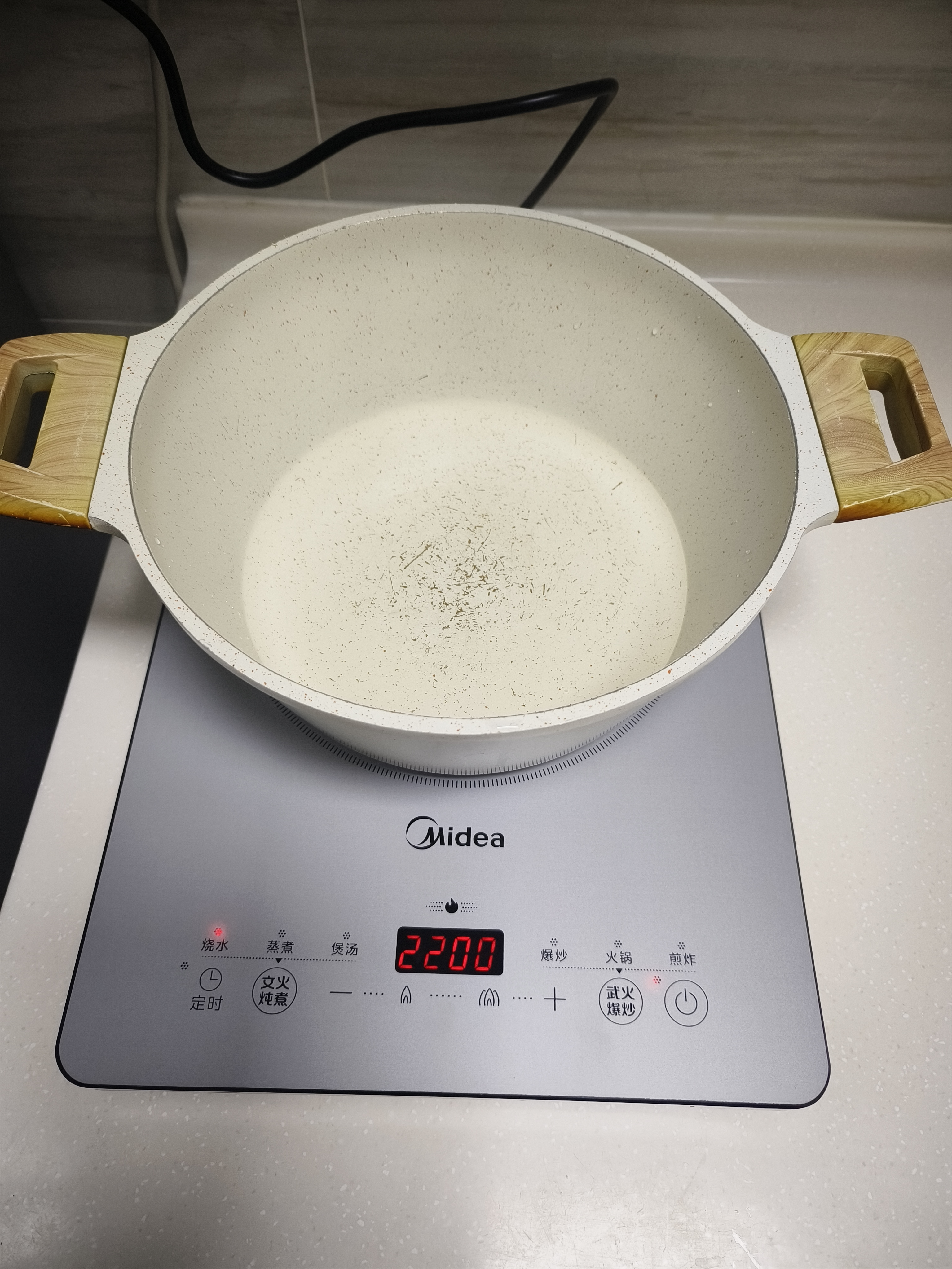 美的（Midea）家用电磁炉电陶炉电池炉2200W大功率猛火新型电磁灶一体微晶面板爆炒炒菜智能定时火锅炉MC-E22B60 实拍图